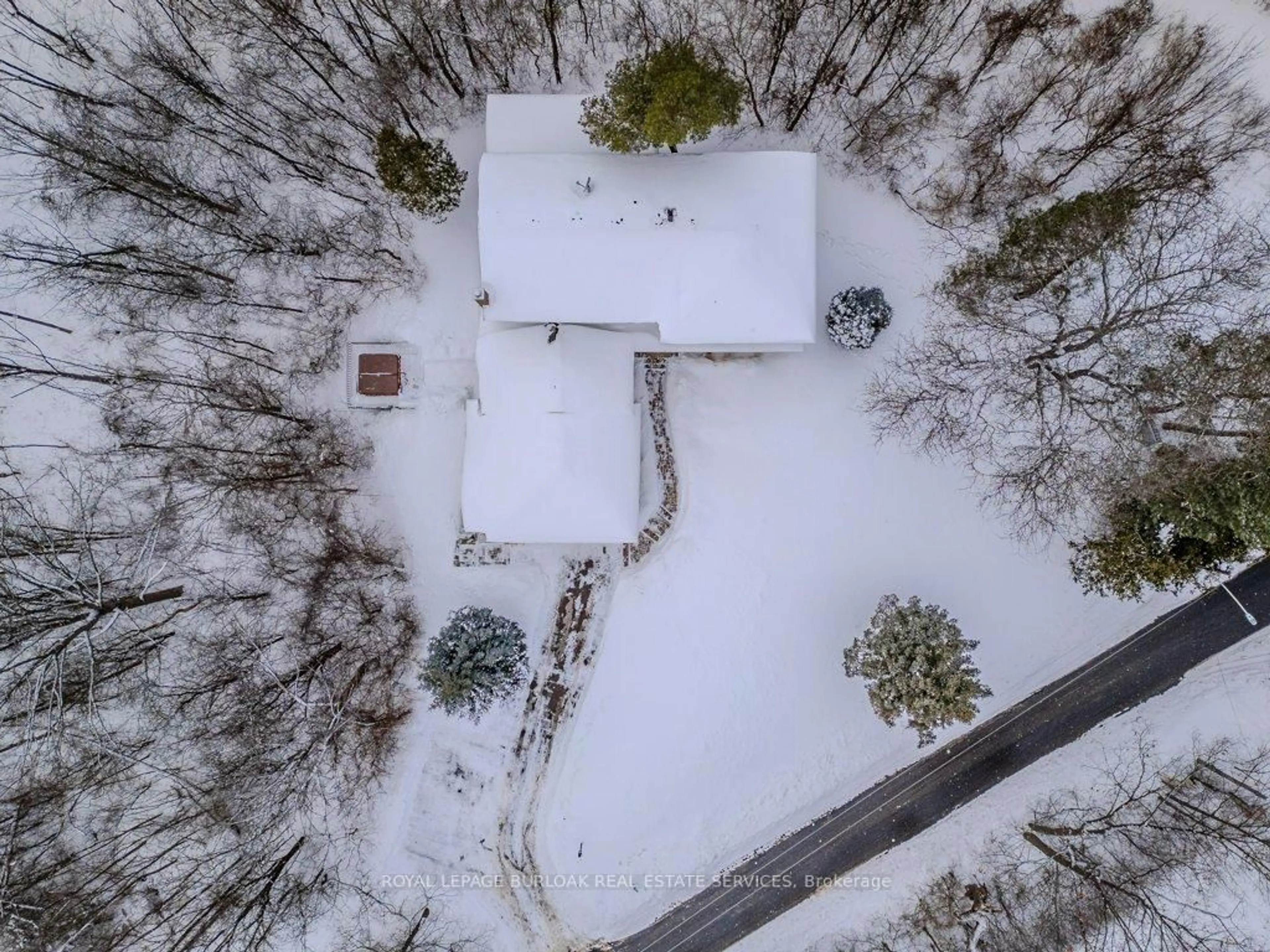 A pic from outside/outdoor area/front of a property/back of a property/a pic from drone, street for 1778 Old Waterdown Rd, Burlington Ontario L7P 0T2