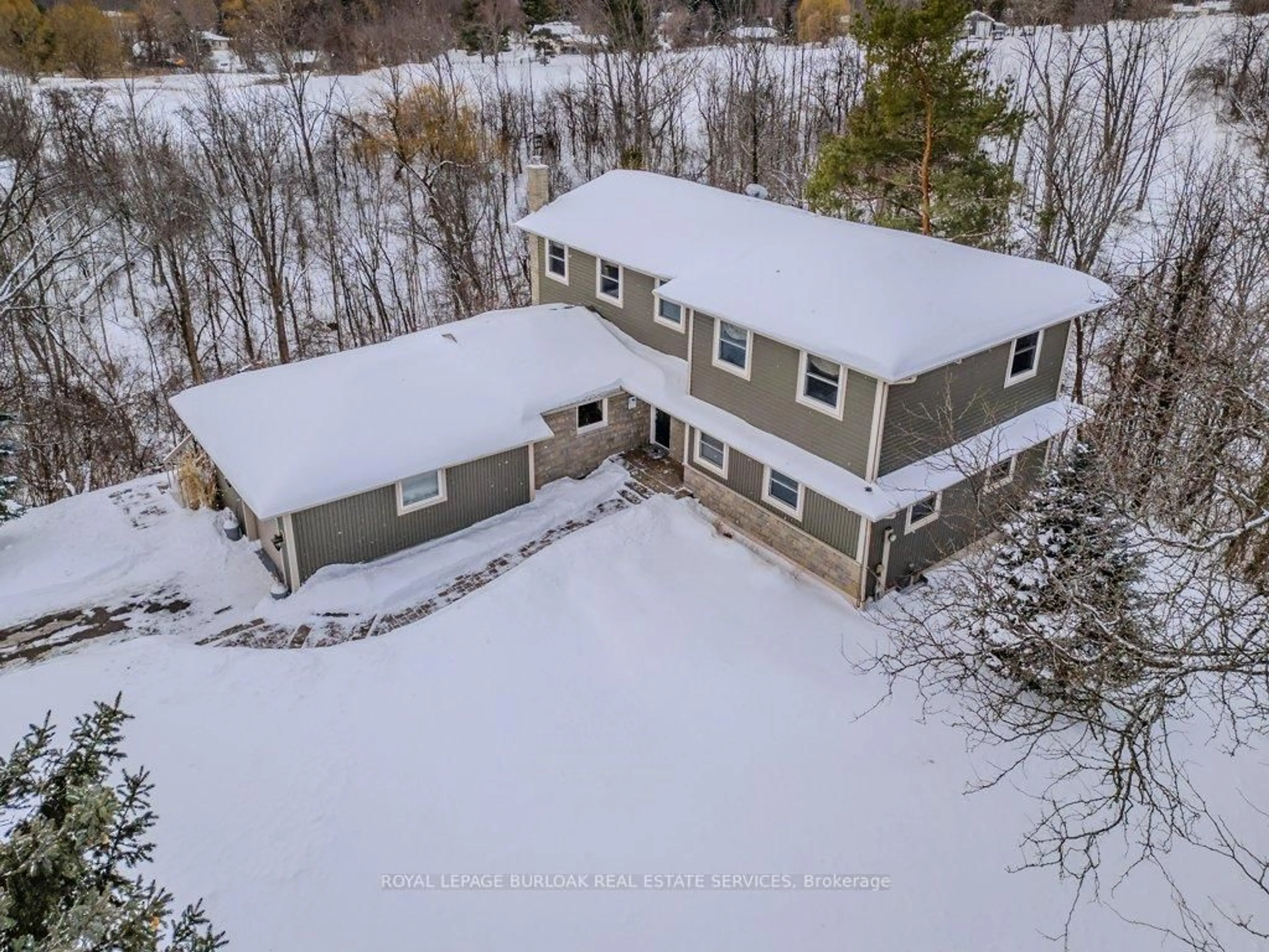 A pic from outside/outdoor area/front of a property/back of a property/a pic from drone, building for 1778 Old Waterdown Rd, Burlington Ontario L7P 0T2