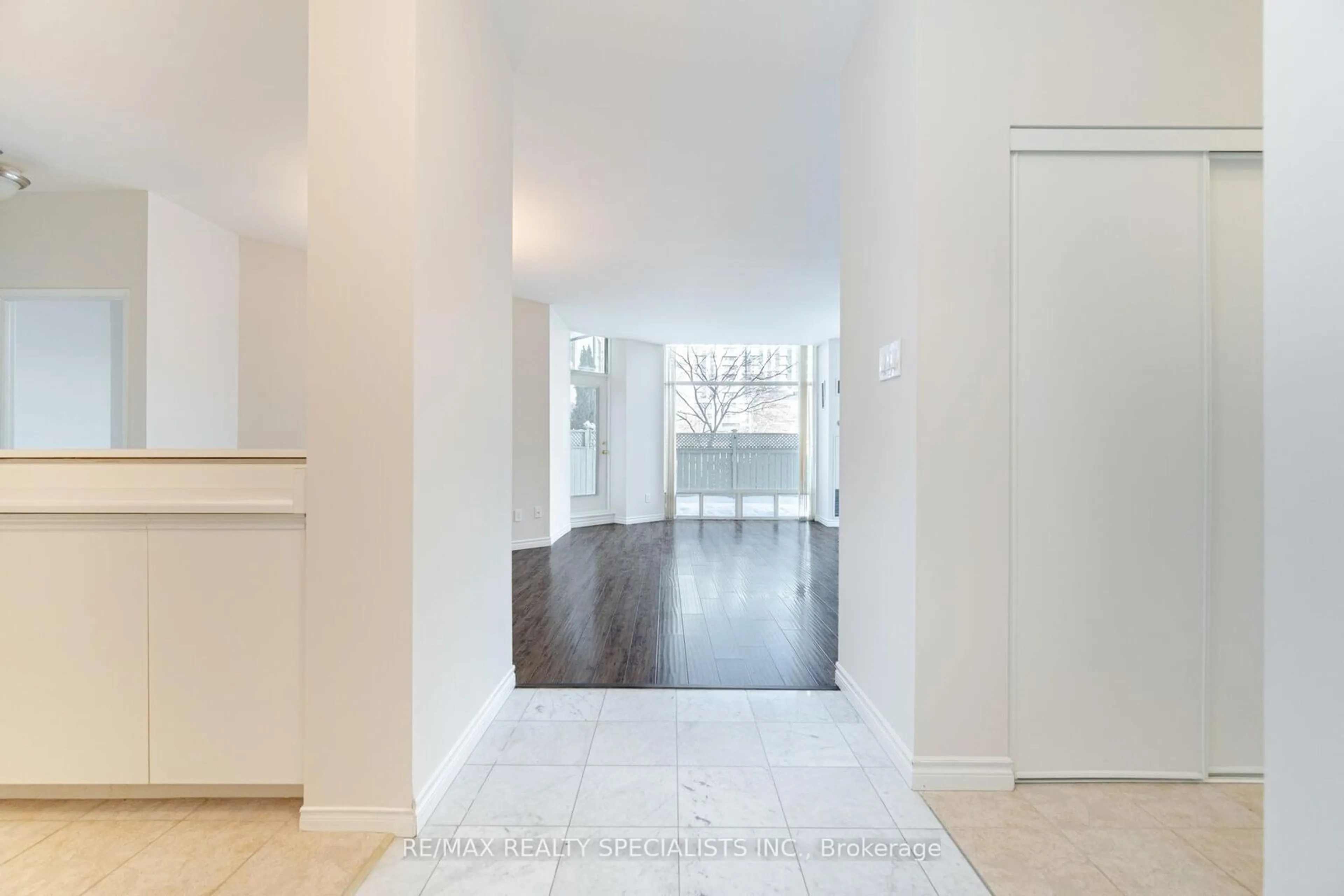 Indoor entryway for 2511 Lakeshore Rd #111, Oakville Ontario L6L 6L9