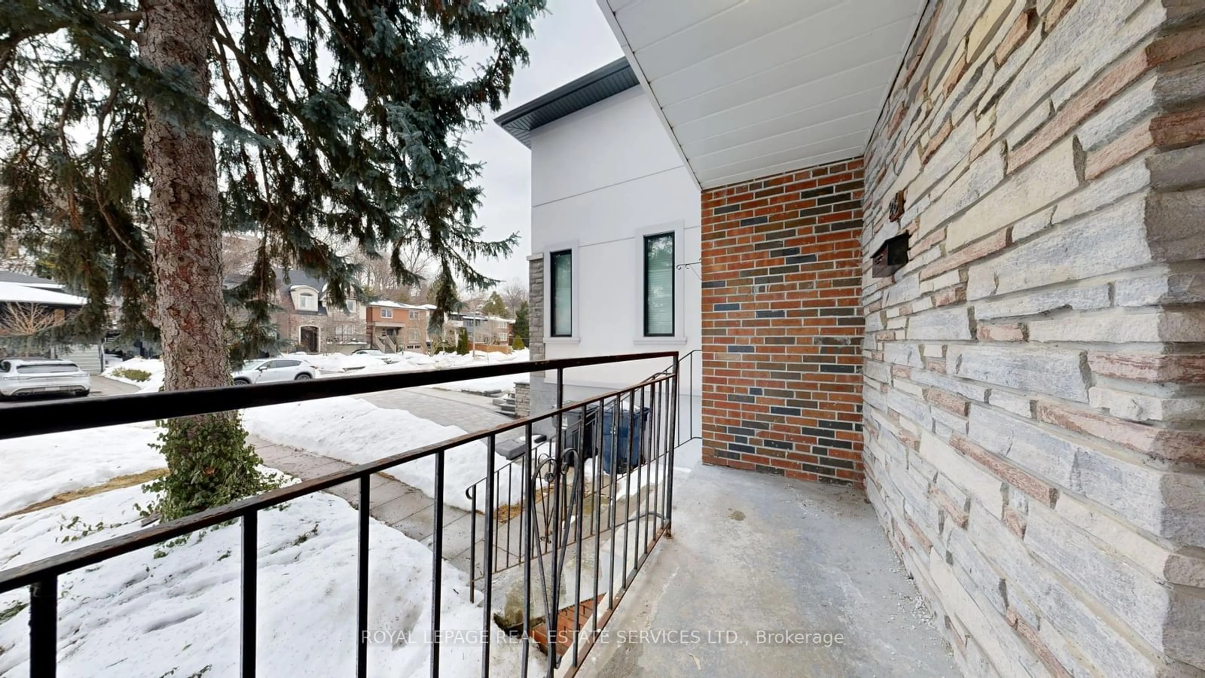 Patio, street for 26 Innisfree Crt, Toronto Ontario M6S 3N8