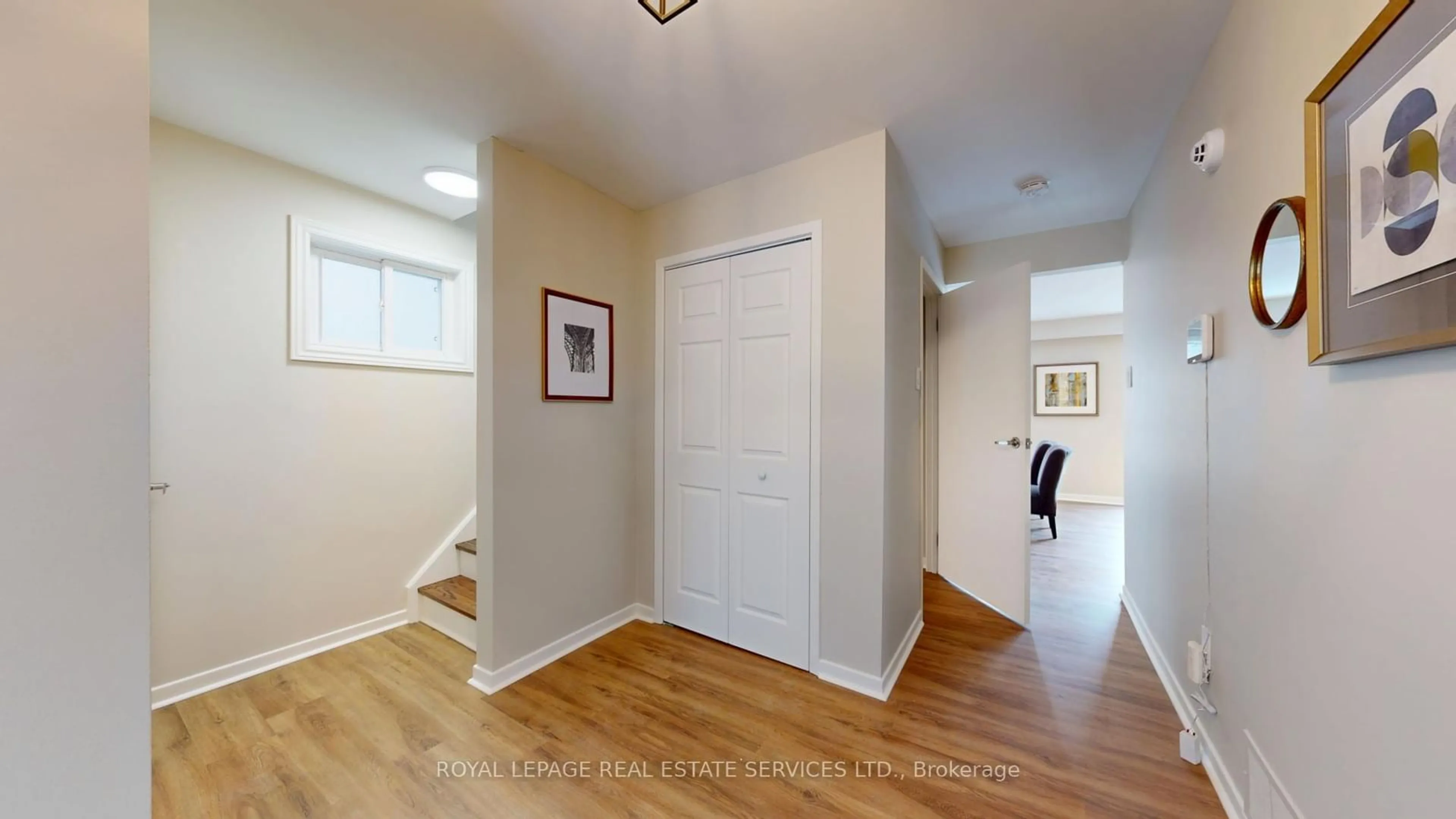 Indoor entryway for 26 Innisfree Crt, Toronto Ontario M6S 3N8