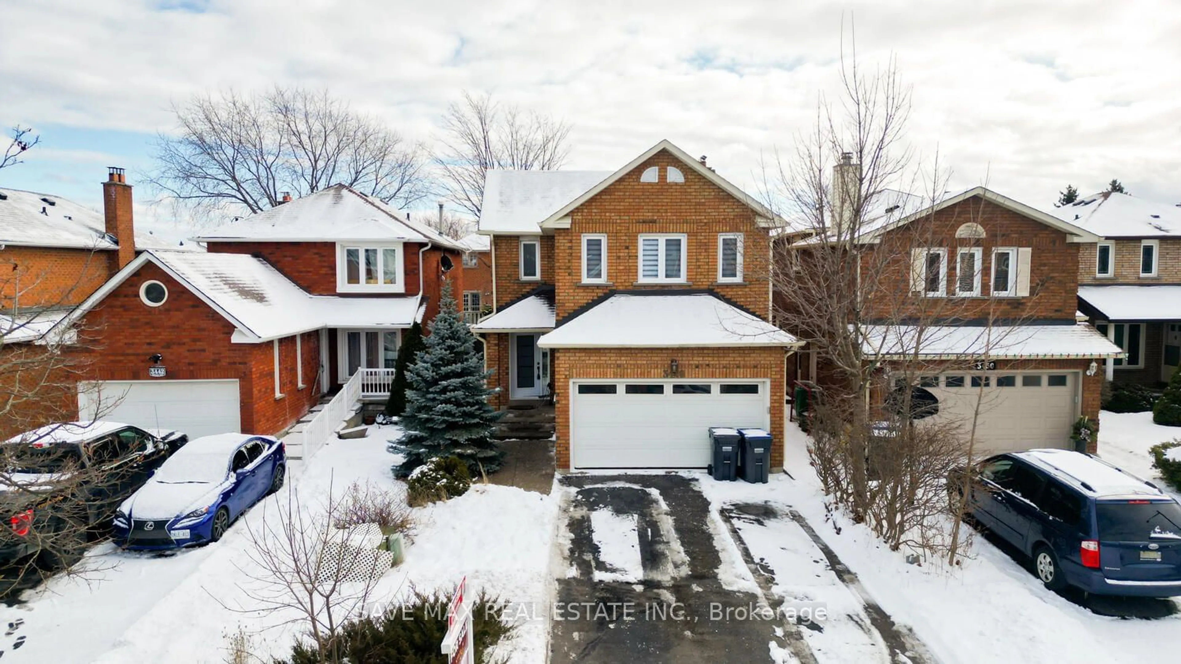 A pic from outside/outdoor area/front of a property/back of a property/a pic from drone, street for 3446 Bertrand Rd, Mississauga Ontario L5L 4G4