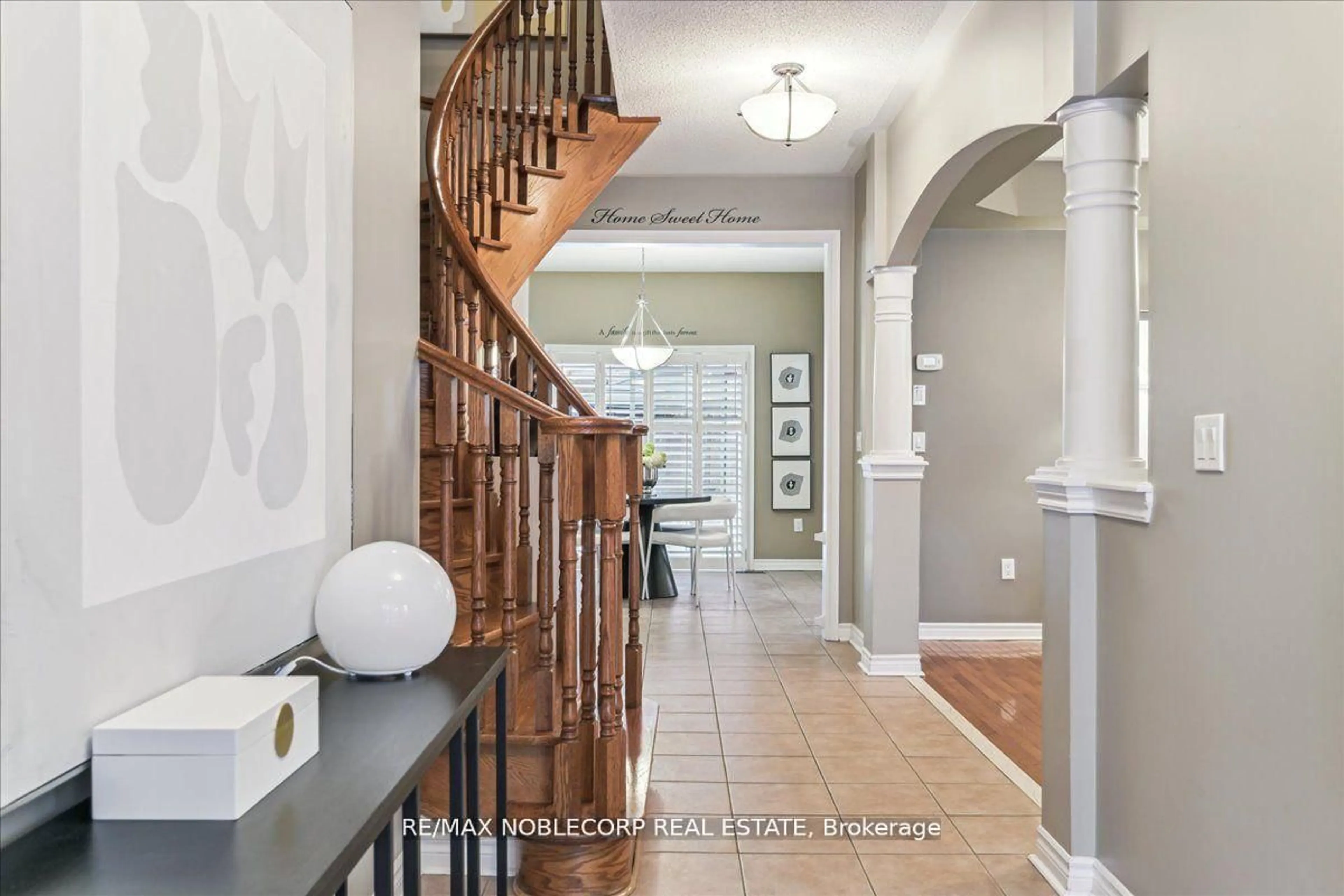 Indoor entryway for 32 Aristocrat Rd, Brampton Ontario L6P 1X7