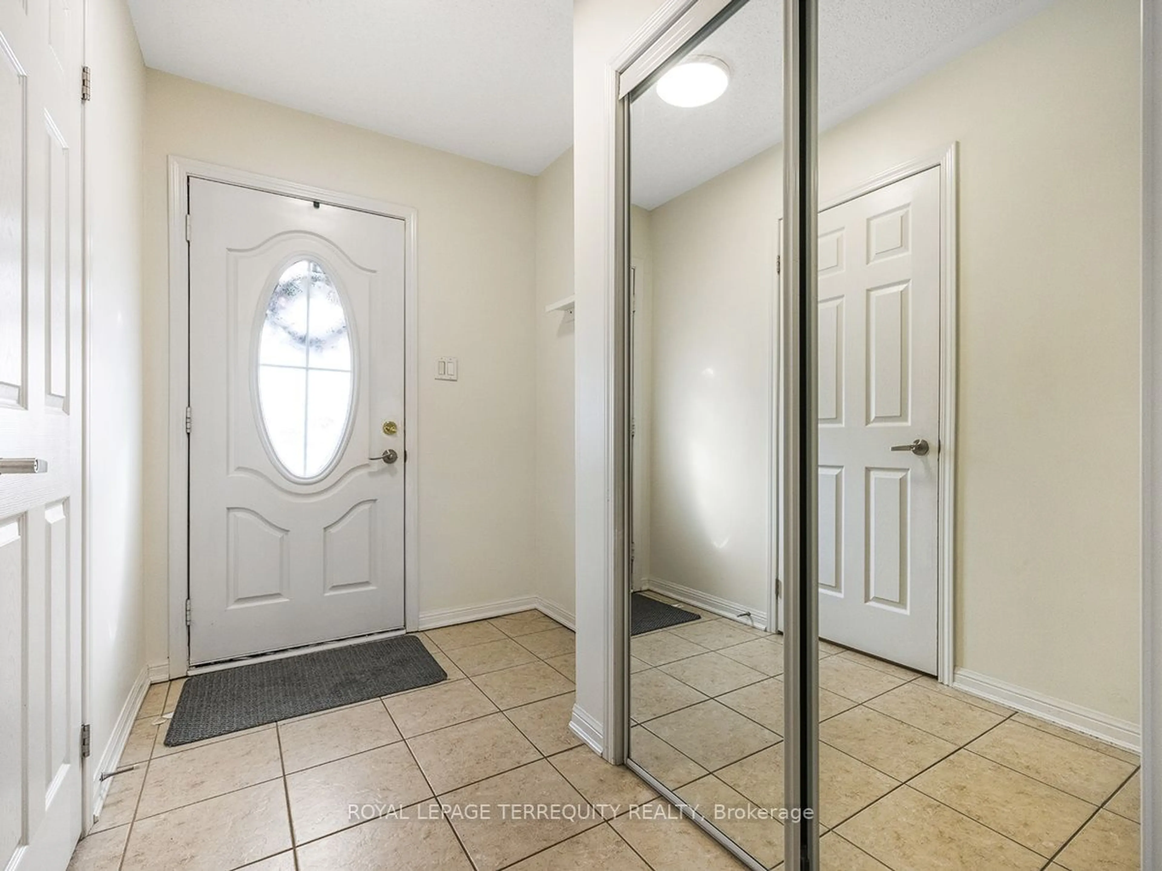 Indoor entryway for 471 Dalhousie Gate, Milton Ontario L9T 8G4