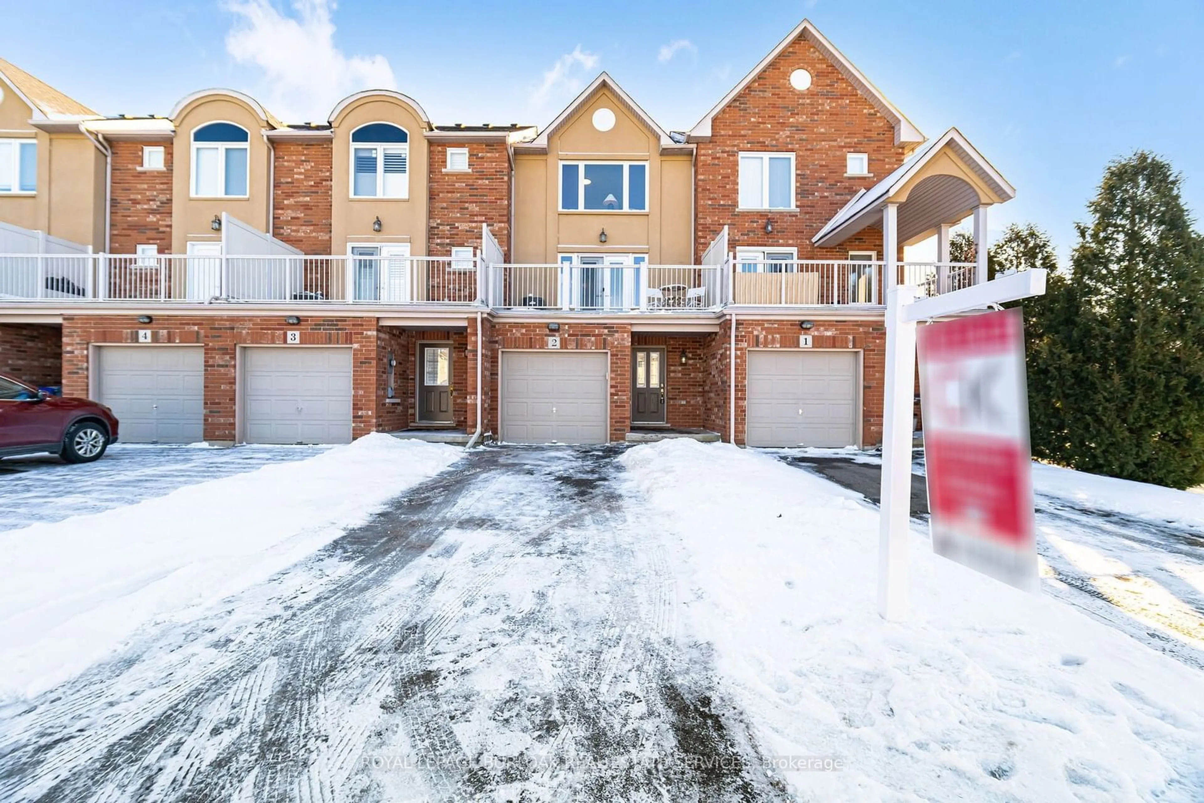 A pic from outside/outdoor area/front of a property/back of a property/a pic from drone, unknown for 1253 Silvan Forest Dr #2, Burlington Ontario L7M 0B7