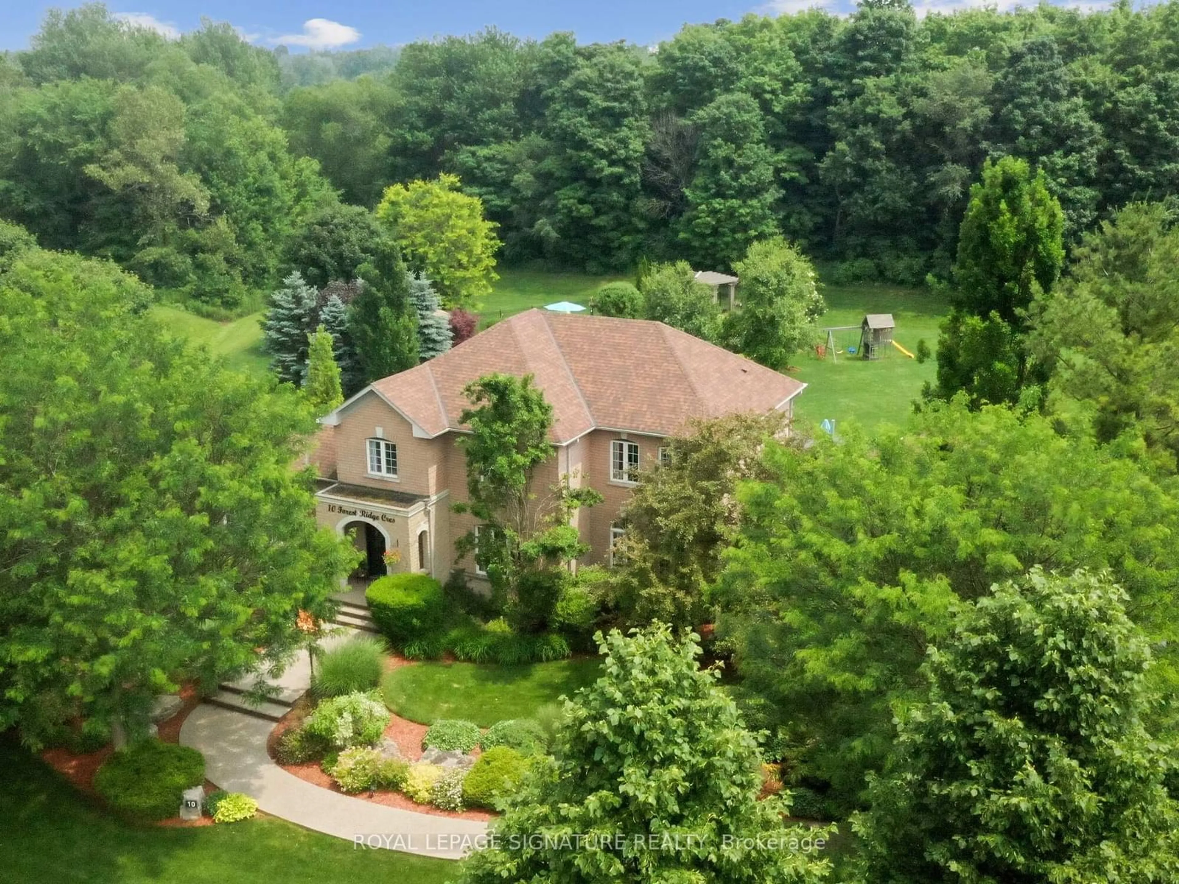 A pic from outside/outdoor area/front of a property/back of a property/a pic from drone, unknown for 10 Forest Ridge Cres, Halton Hills Ontario L0P 1H0