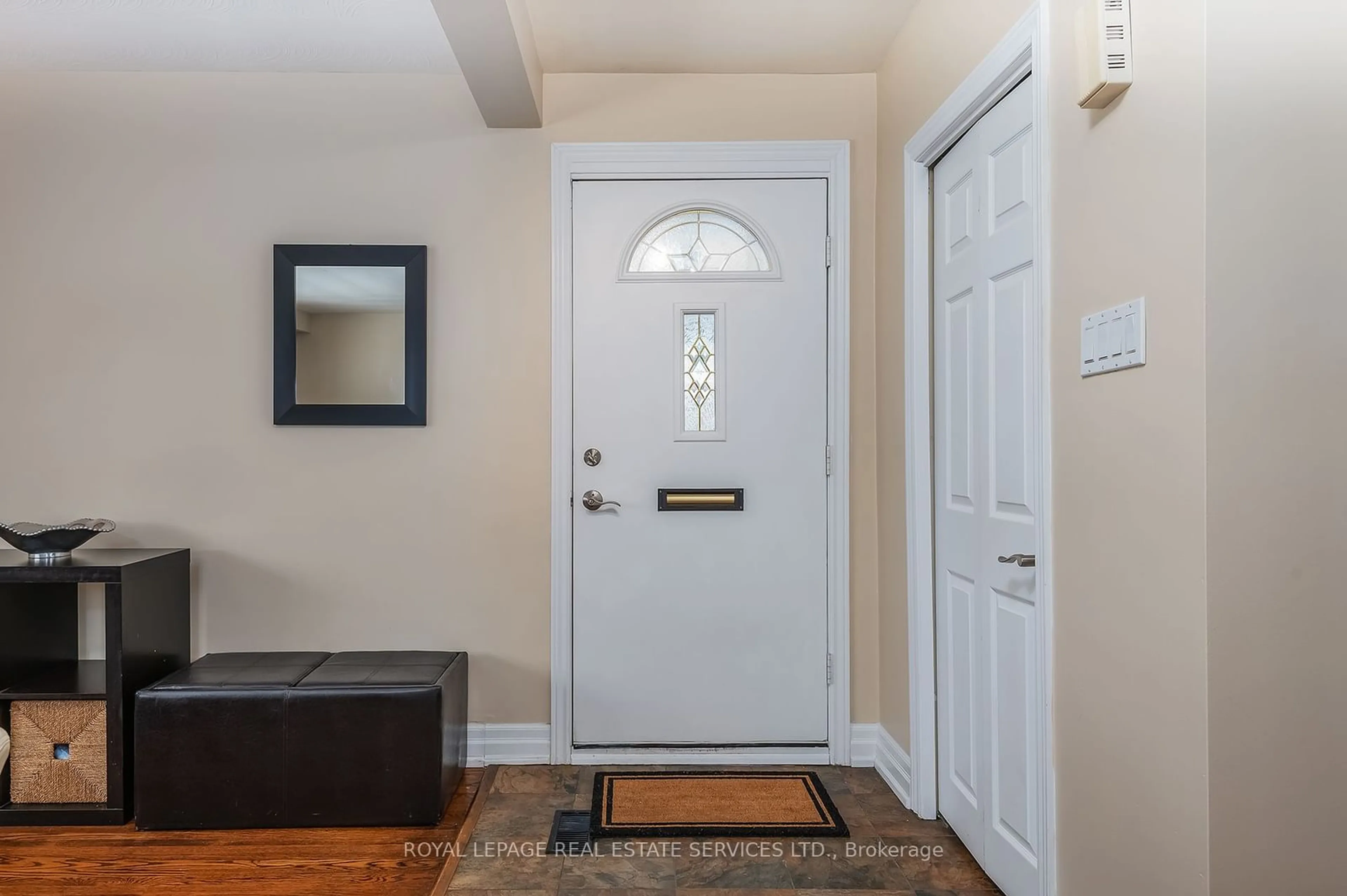 Indoor entryway for 28 Thelmere Pl, Toronto Ontario M9R 2B7