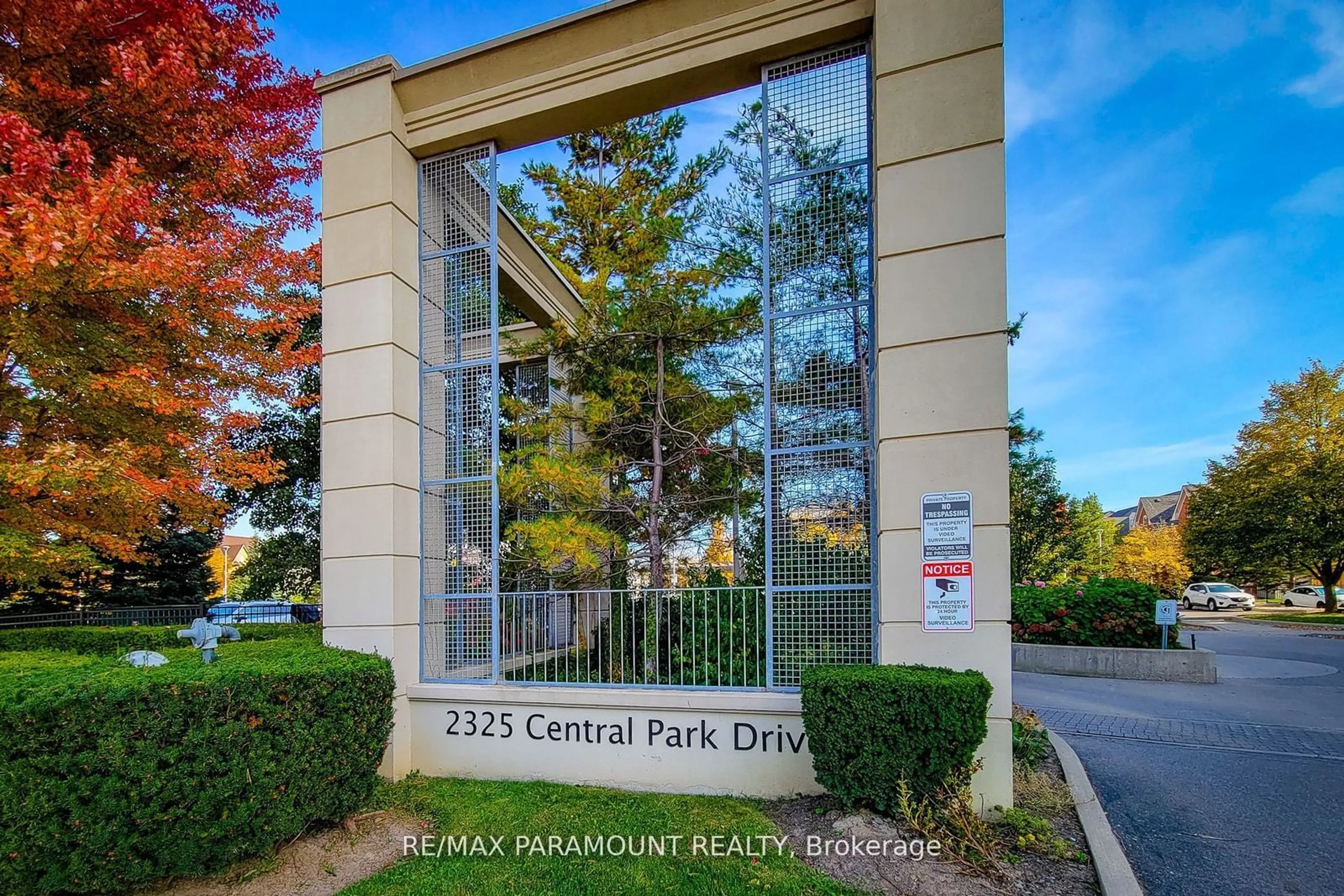 Indoor foyer for 2325 Central Park Dr #1102, Oakville Ontario L6H 0E2