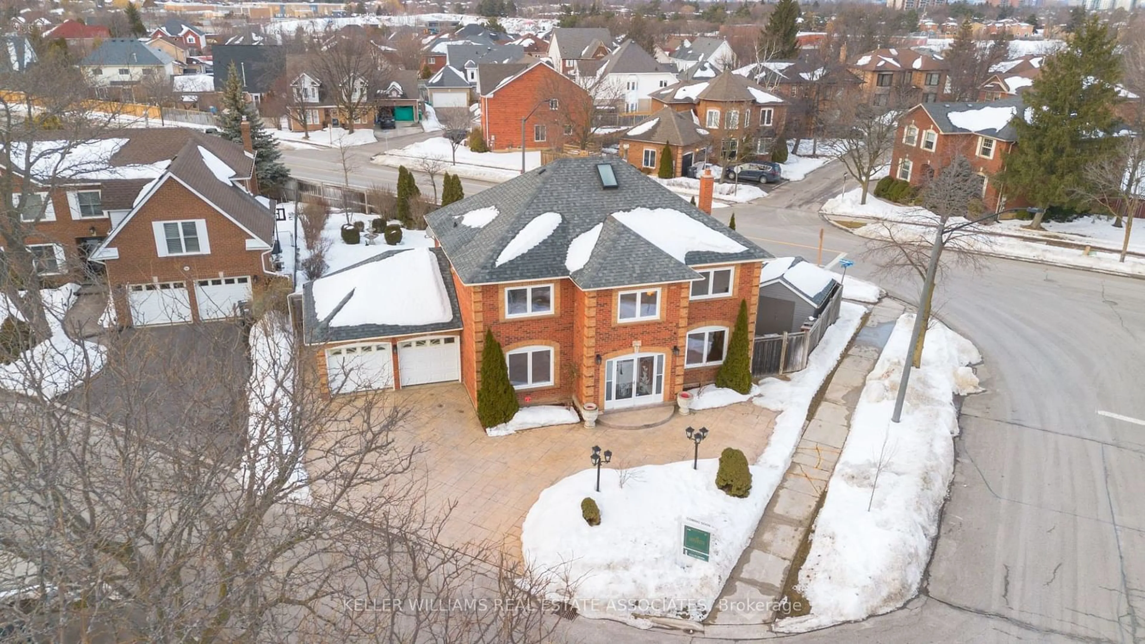 A pic from outside/outdoor area/front of a property/back of a property/a pic from drone, street for 6781 Snow Goose Lane, Mississauga Ontario L5N 5J2