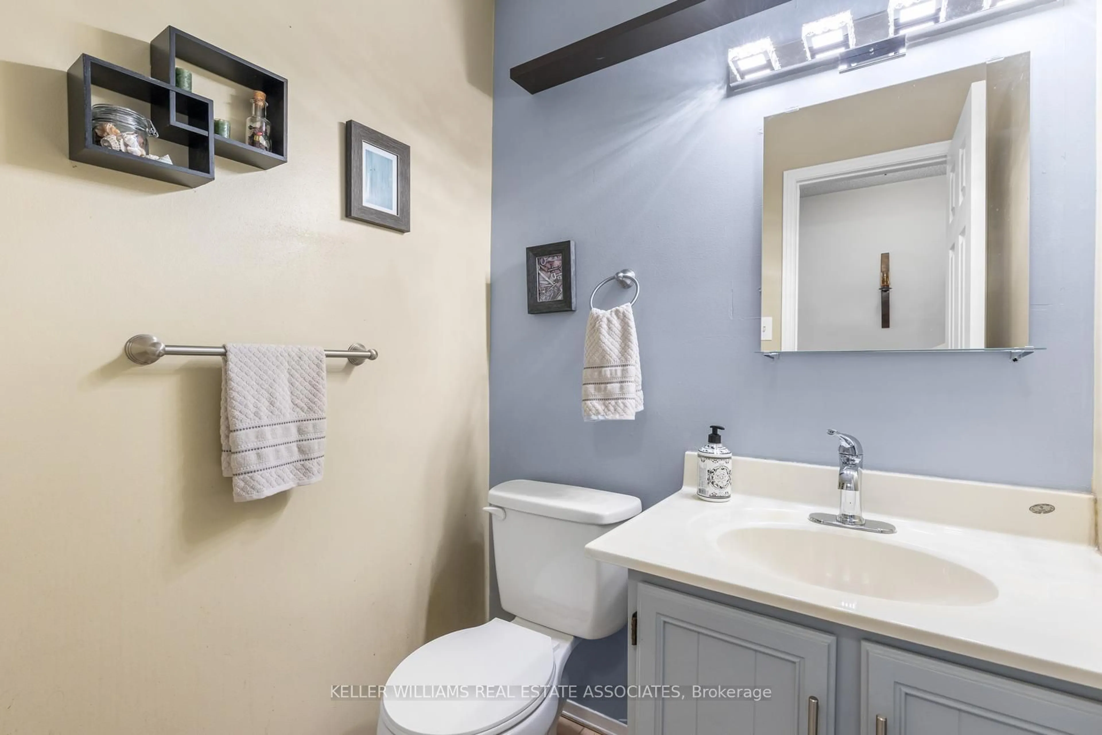 Standard bathroom, ceramic/tile floor for 3125 Olympus Mews, Mississauga Ontario L5N 4W2