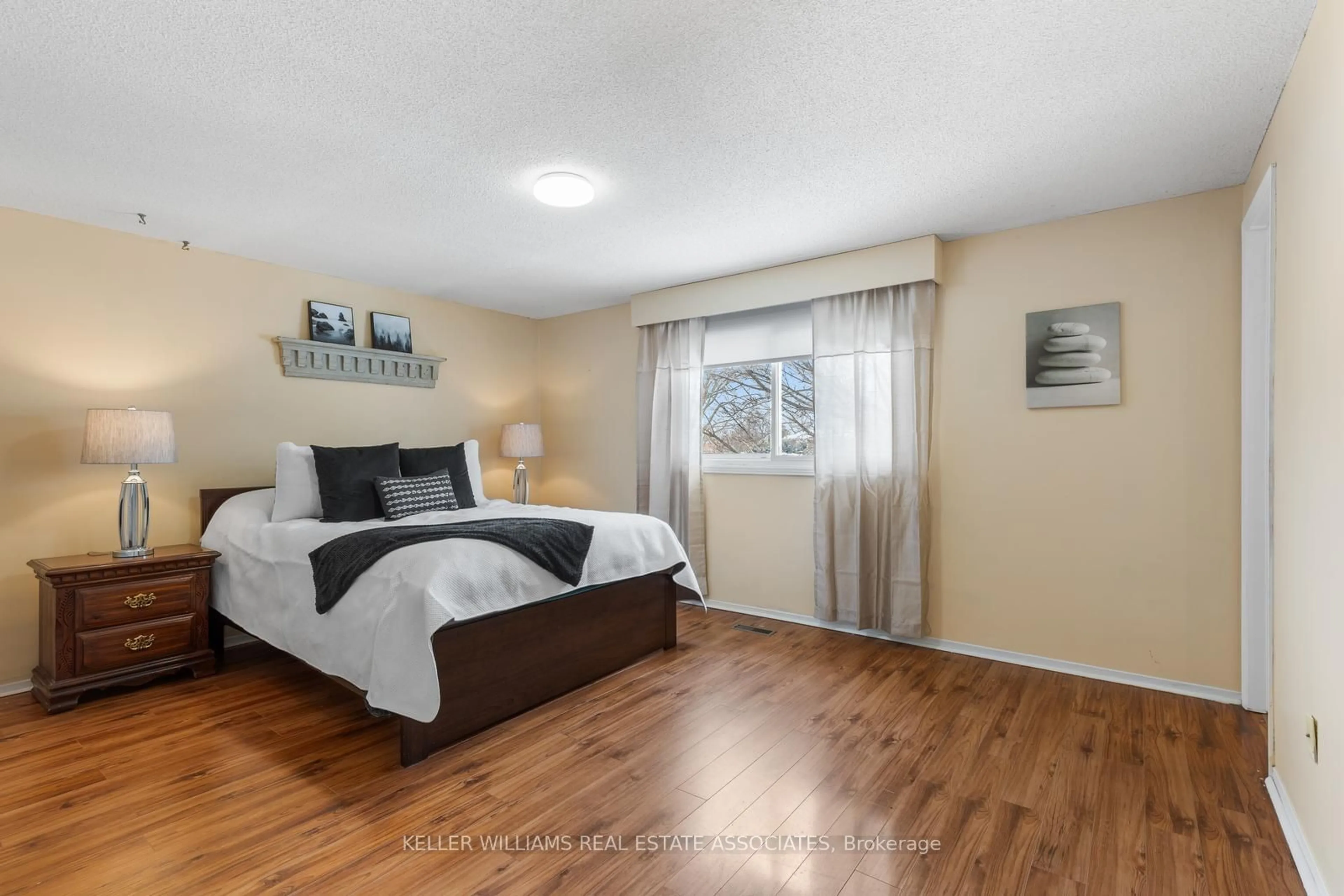 Bedroom with bed, wood/laminate floor for 3125 Olympus Mews, Mississauga Ontario L5N 4W2