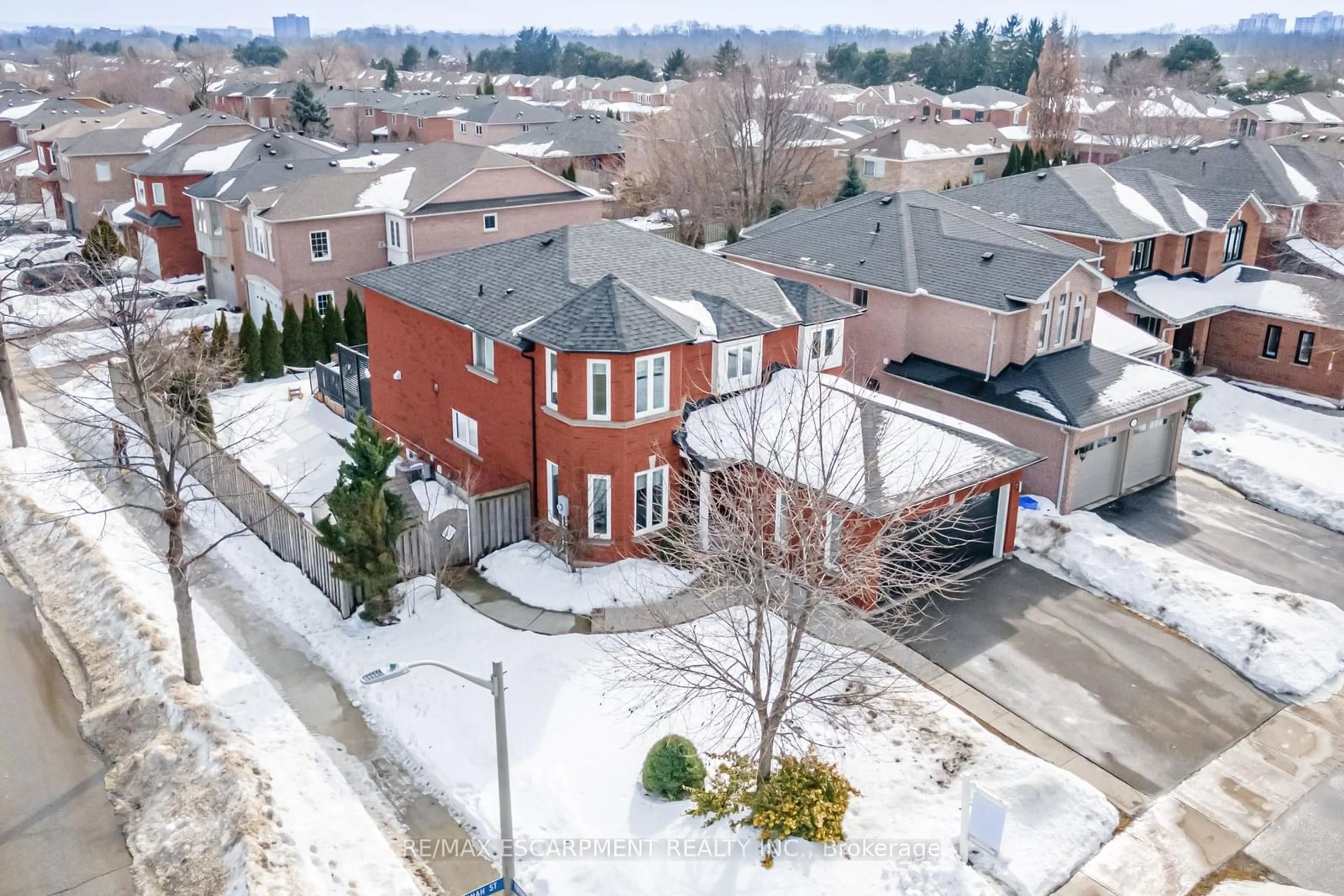 A pic from outside/outdoor area/front of a property/back of a property/a pic from drone, street for 5608 Hannah St, Burlington Ontario L7L 6H7