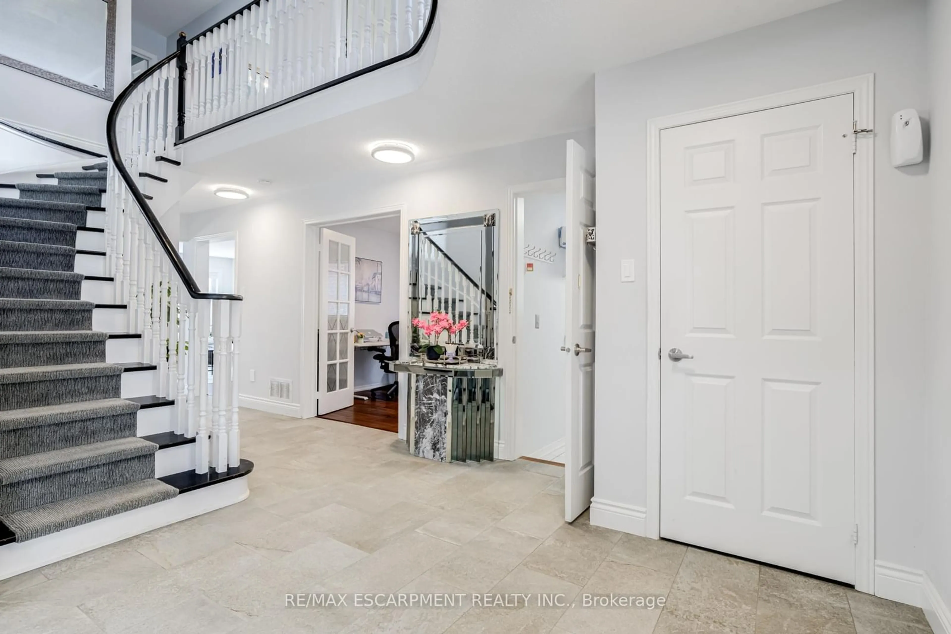 Indoor entryway for 5608 Hannah St, Burlington Ontario L7L 6H7