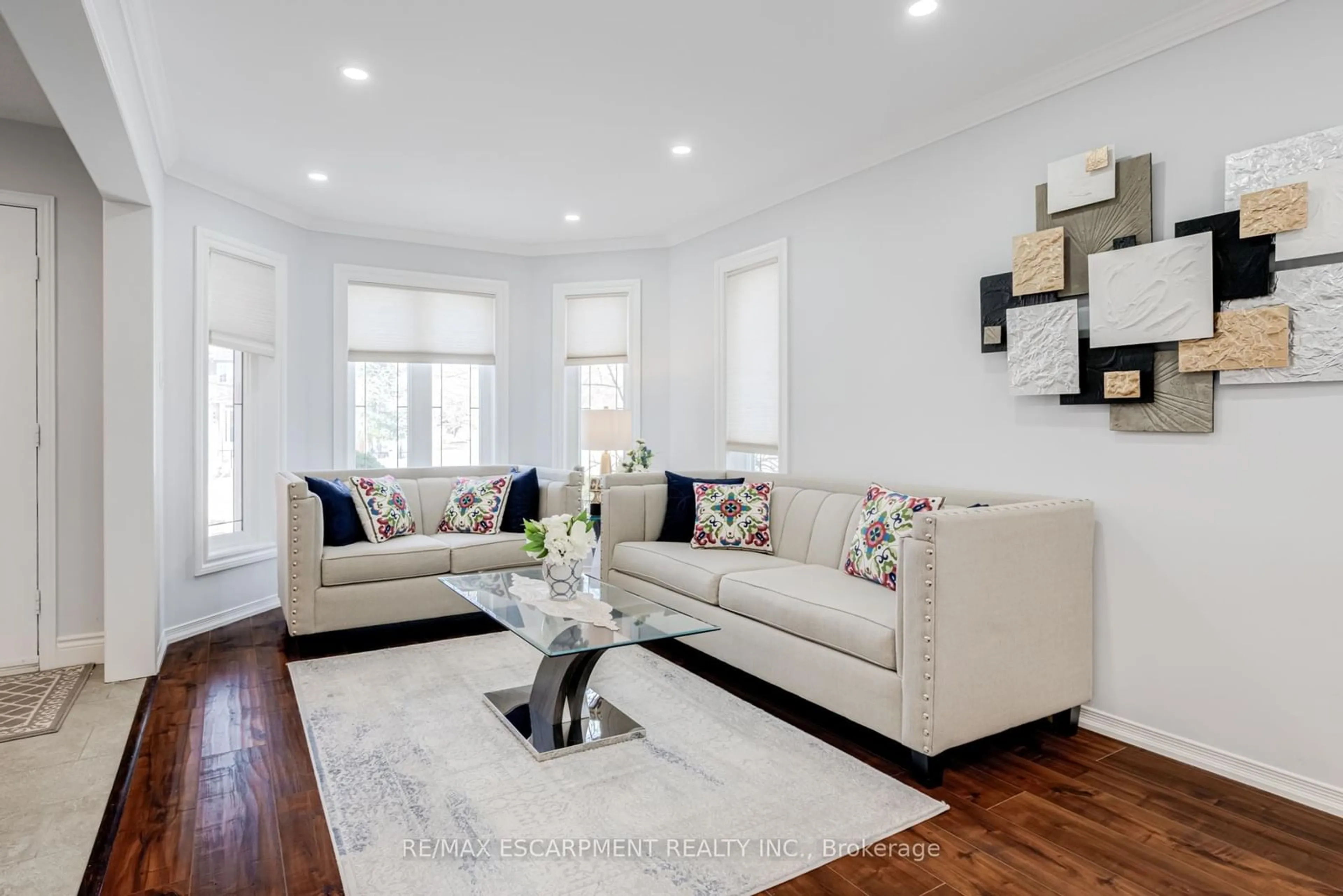 Living room with furniture, wood/laminate floor for 5608 Hannah St, Burlington Ontario L7L 6H7