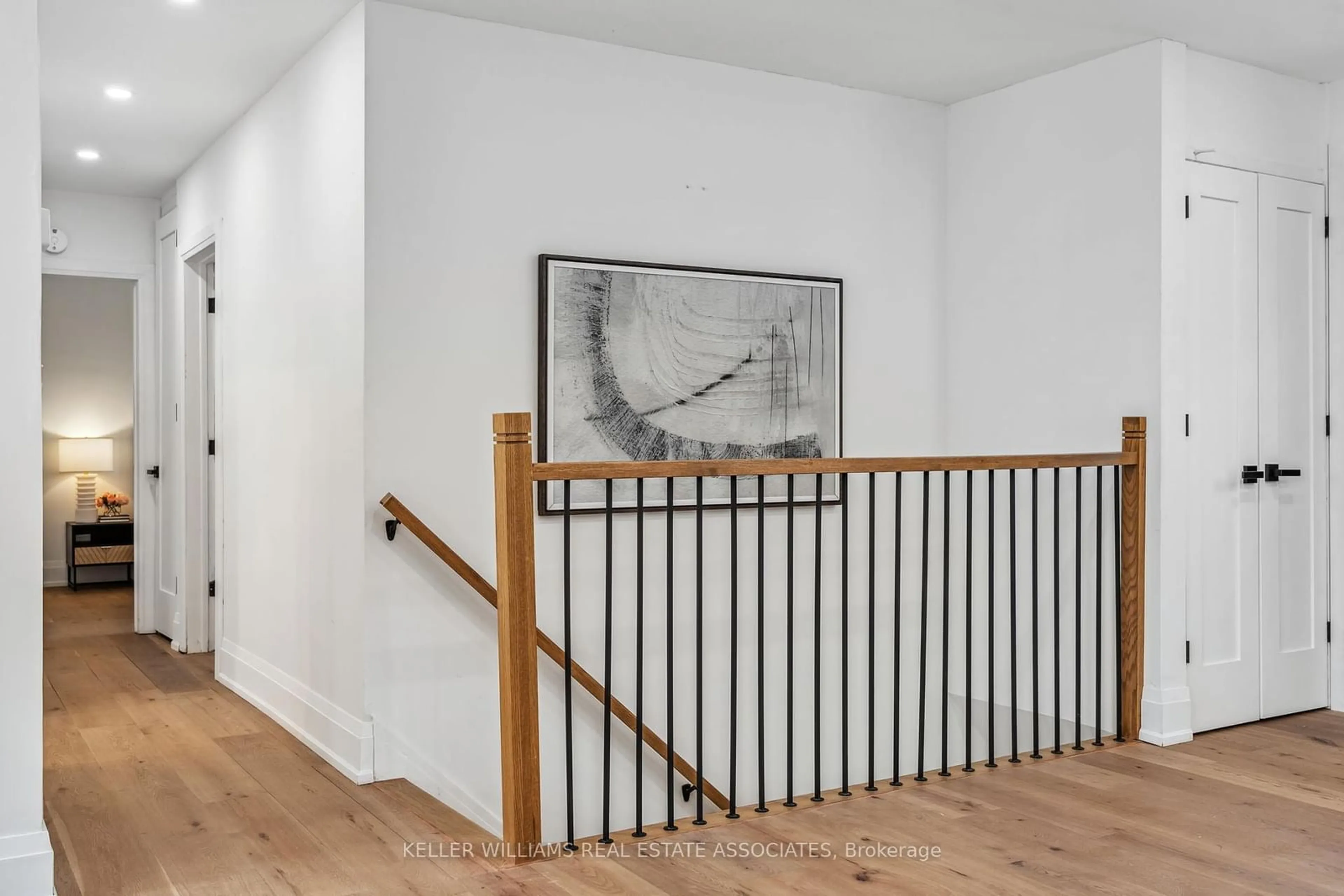 Stairs for 20 Suburban Dr, Mississauga Ontario L5N 1G5