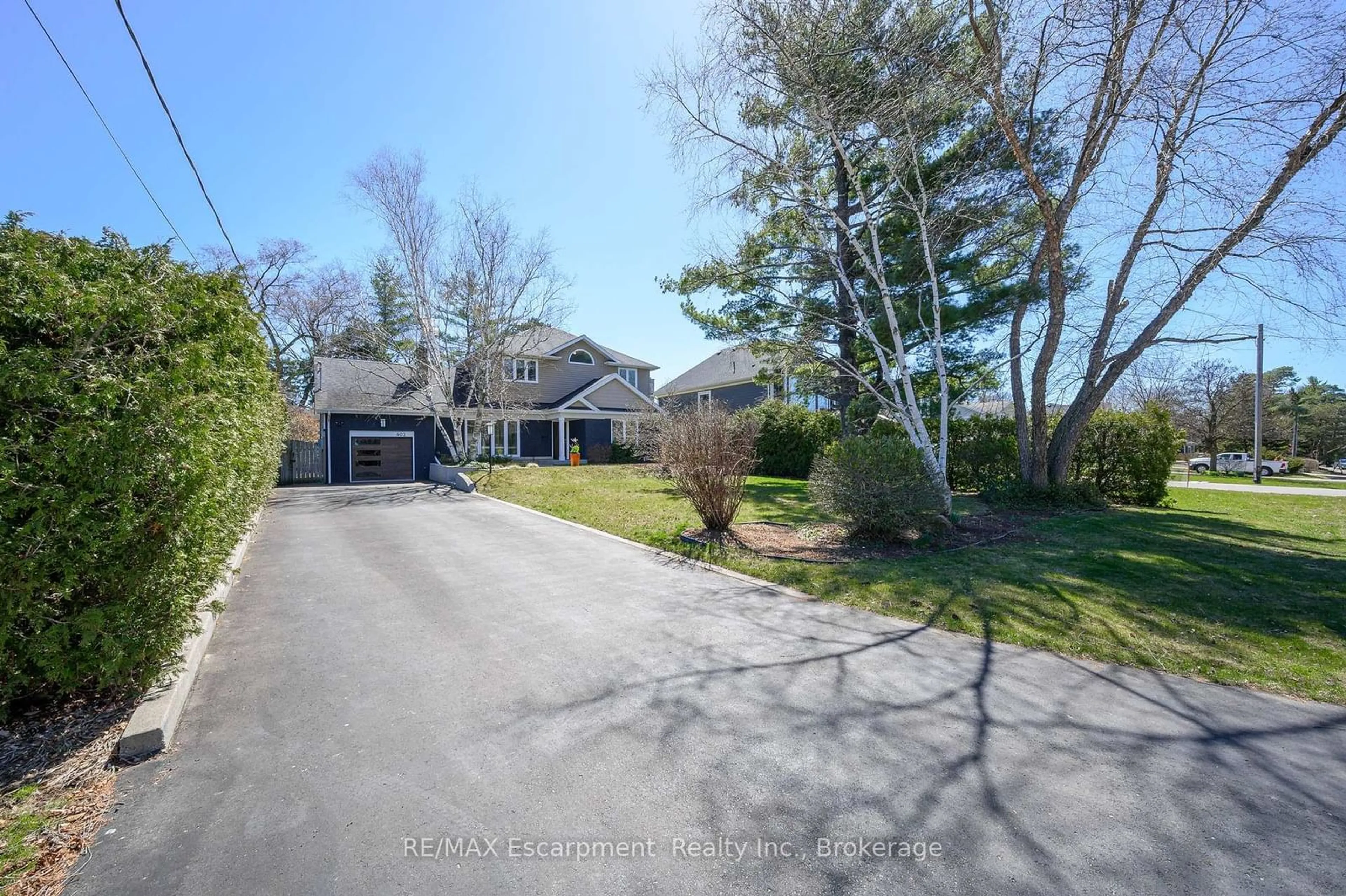 A pic from outside/outdoor area/front of a property/back of a property/a pic from drone, street for 402 PATRICIA Dr, Burlington Ontario L7T 1K2