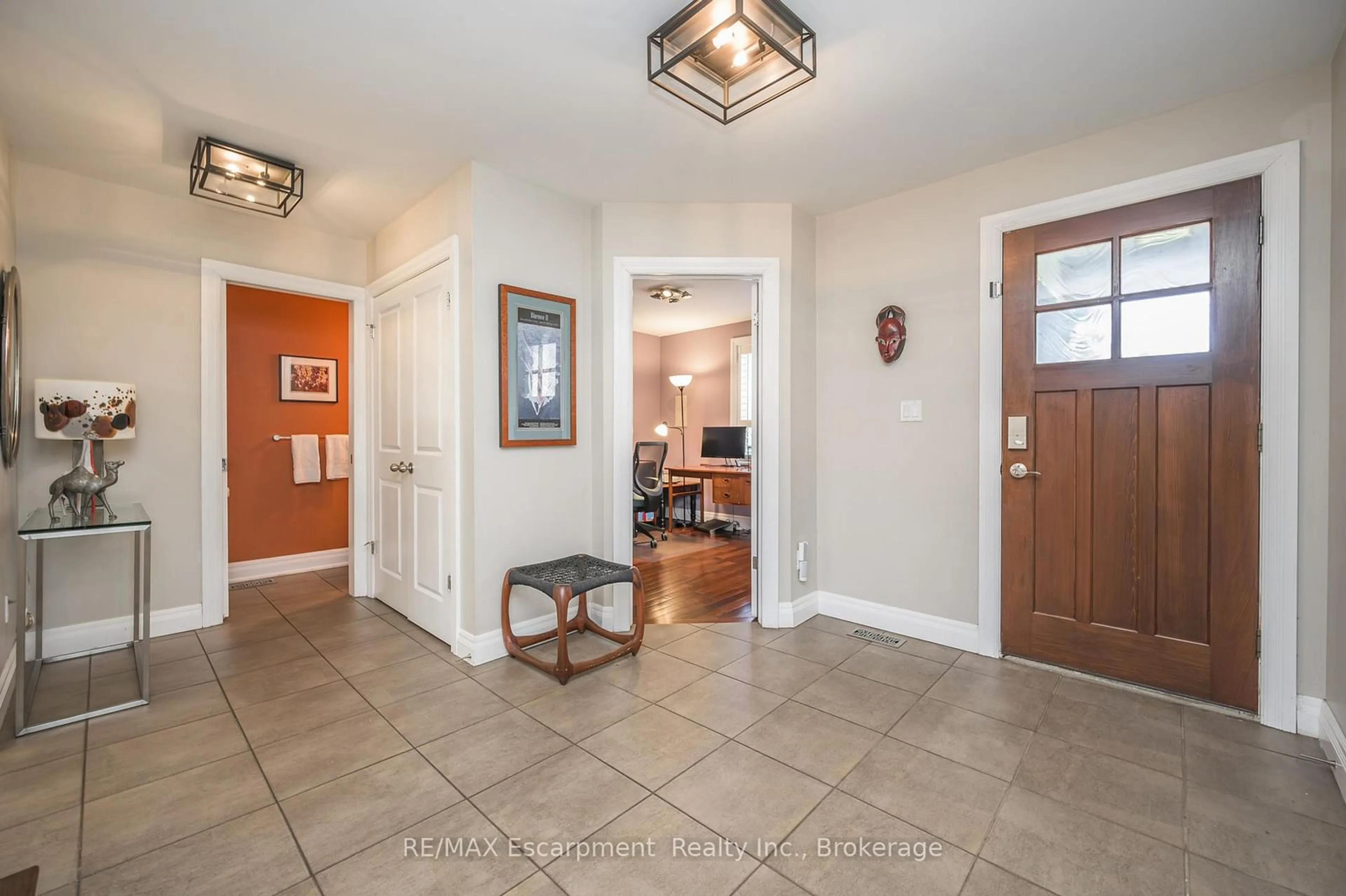 Indoor entryway for 402 PATRICIA Dr, Burlington Ontario L7T 1K2