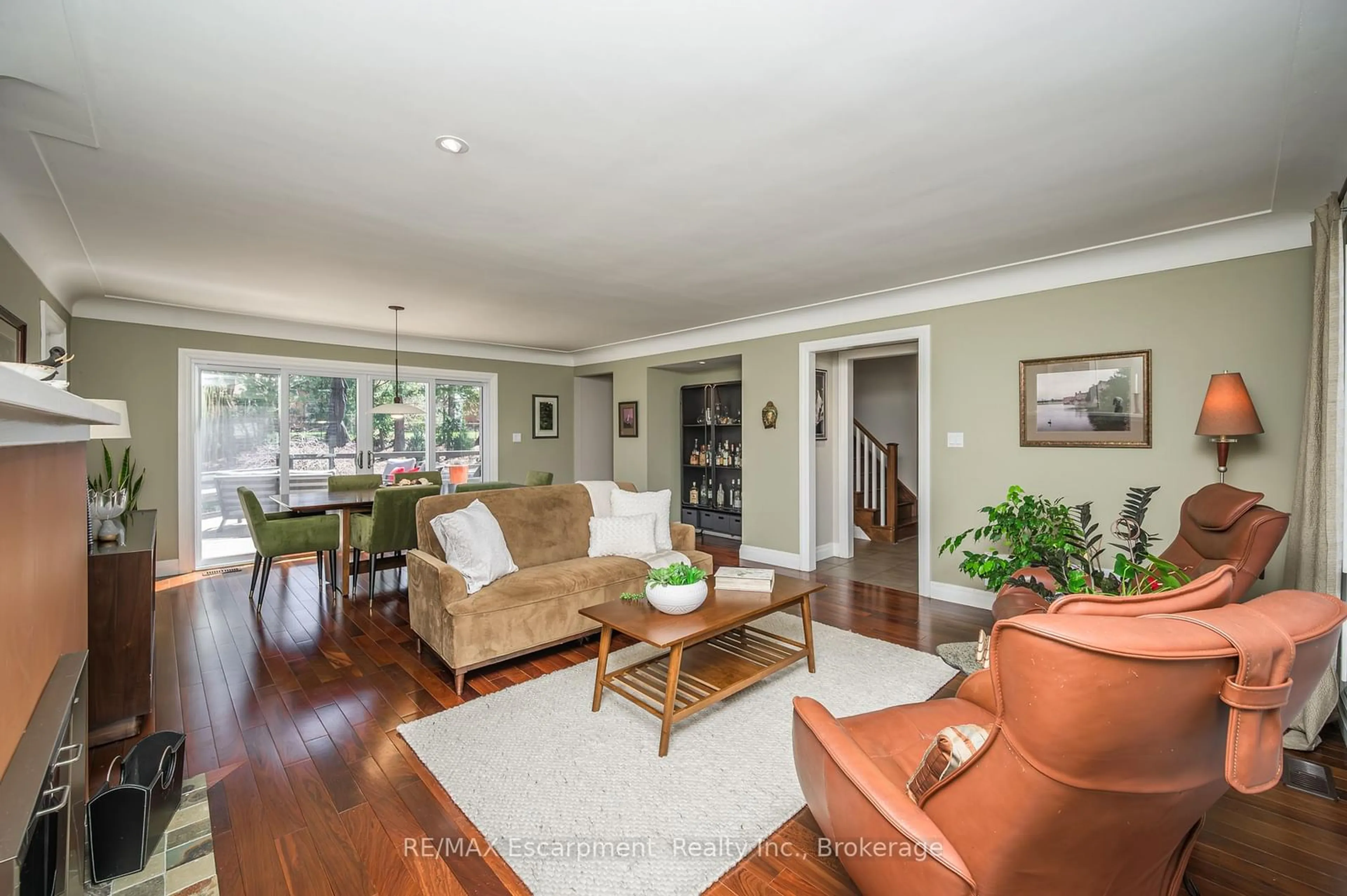 Living room with furniture, wood/laminate floor for 402 PATRICIA Dr, Burlington Ontario L7T 1K2