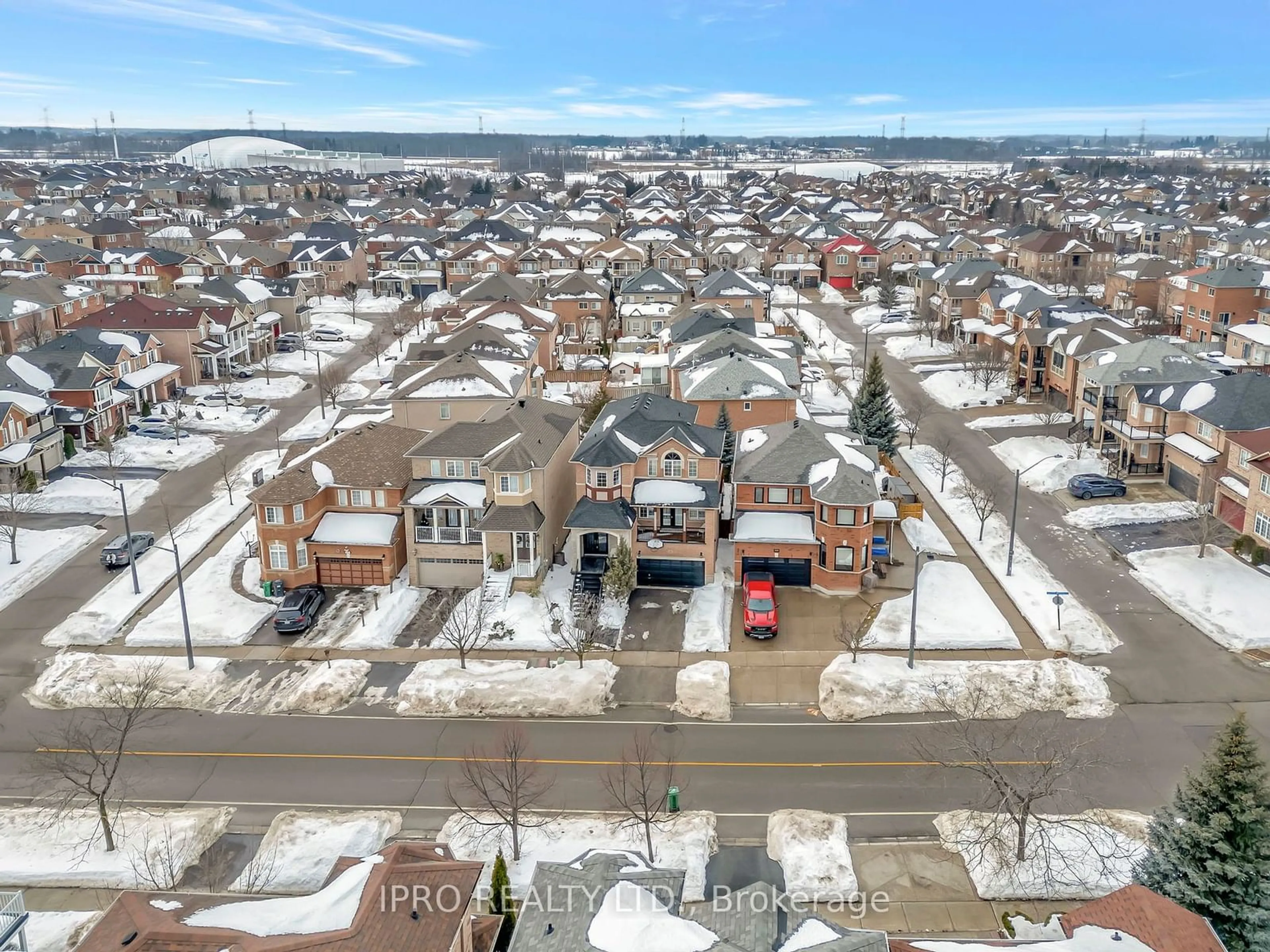 A pic from outside/outdoor area/front of a property/back of a property/a pic from drone, street for 5448 Churchill Meadows Blvd, Mississauga Ontario L5M 6X5