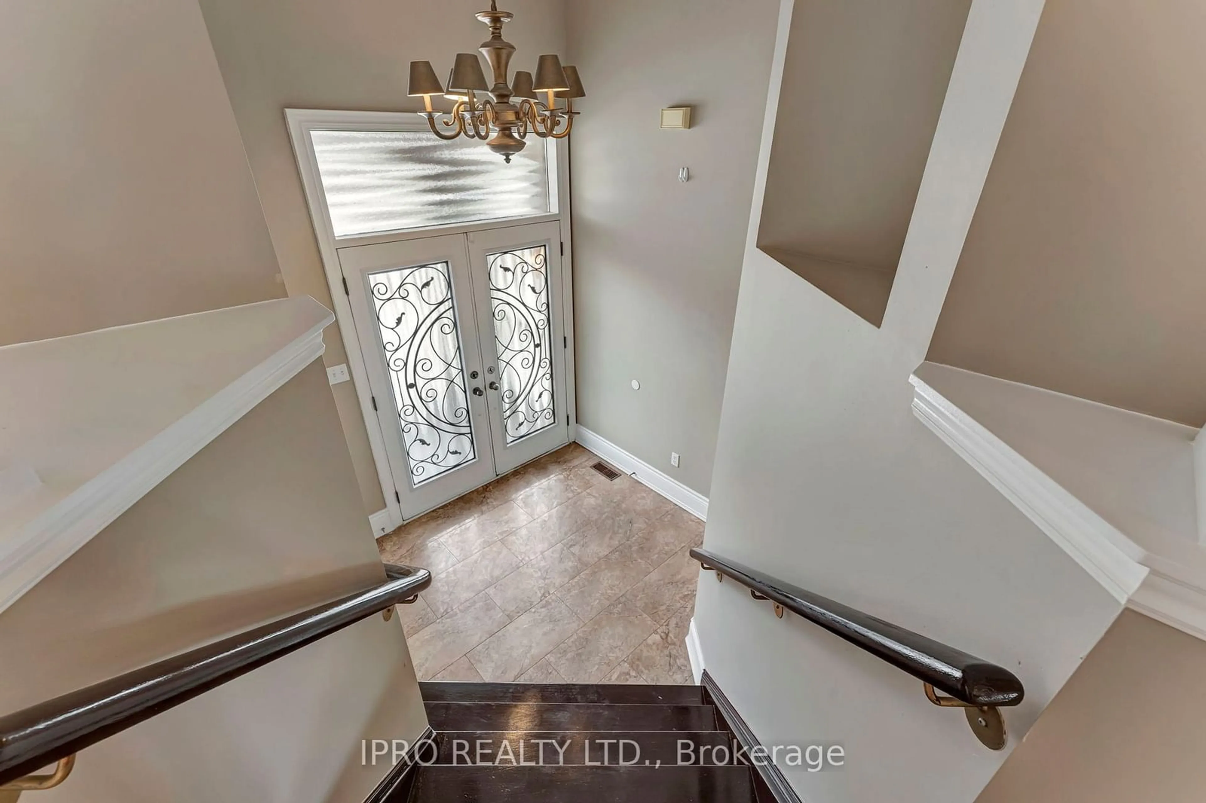 Indoor entryway for 5448 Churchill Meadows Blvd, Mississauga Ontario L5M 6X5