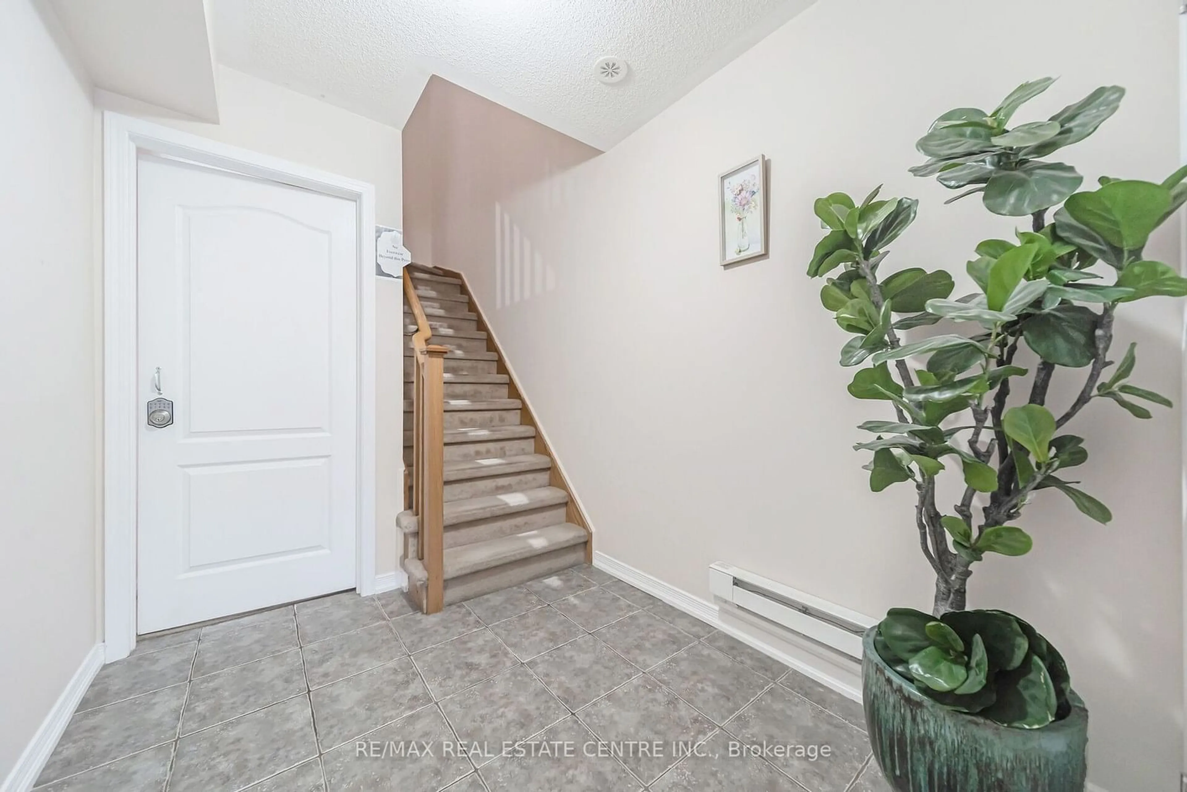 Indoor entryway for 103 Cedar Lake Cres, Brampton Ontario L6Y 0R1