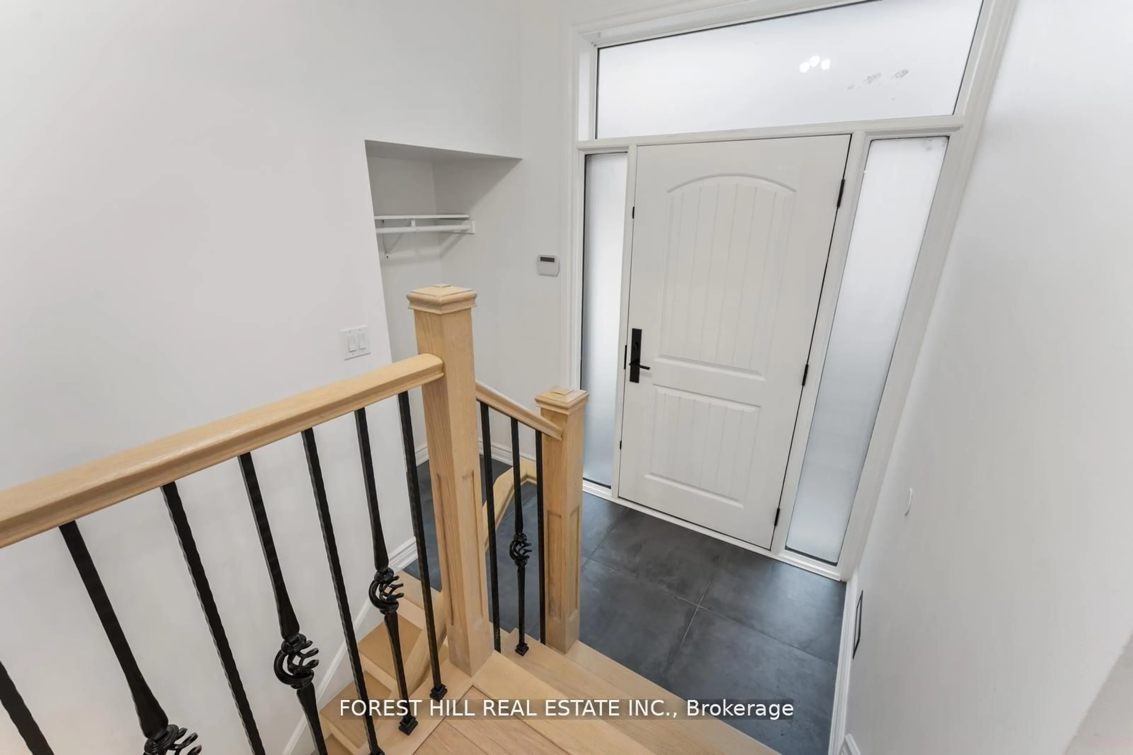 Indoor entryway for 165 Kingsview Dr, Caledon Ontario L7E 3W8