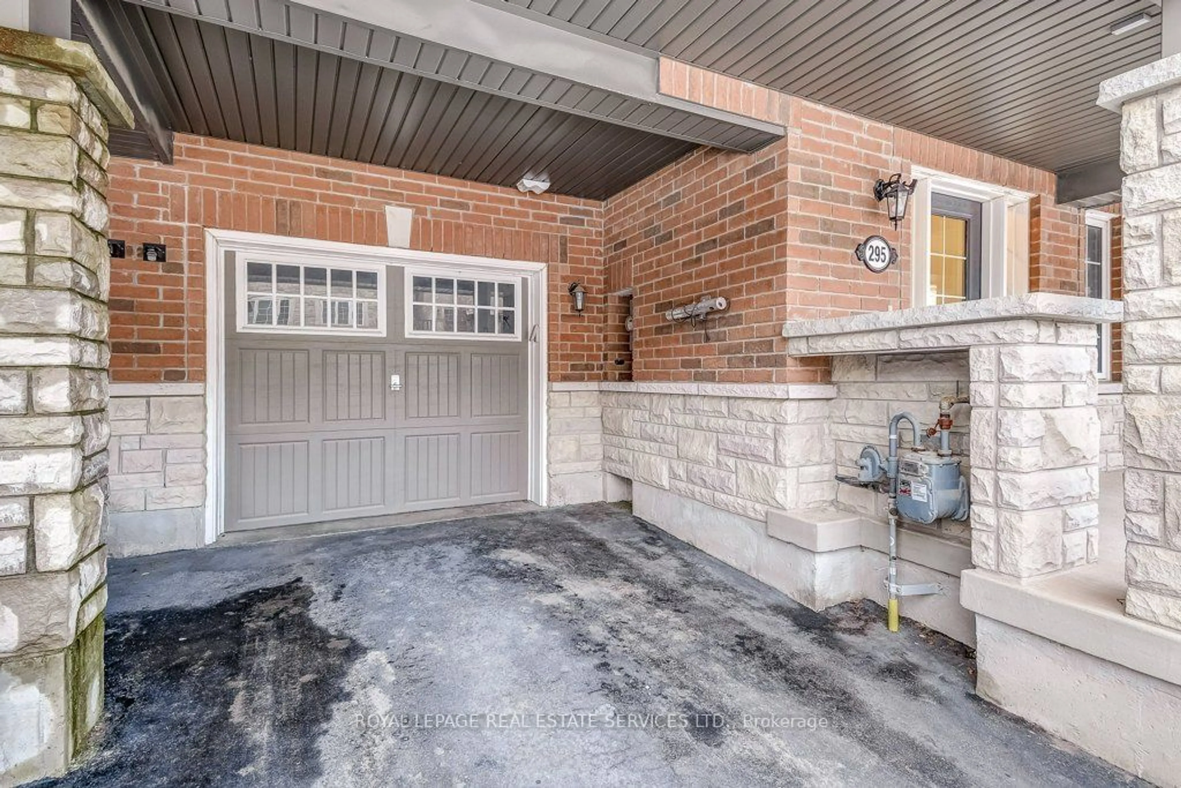 Indoor entryway for 295 Jemima Dr, Oakville Ontario L6M 0V4