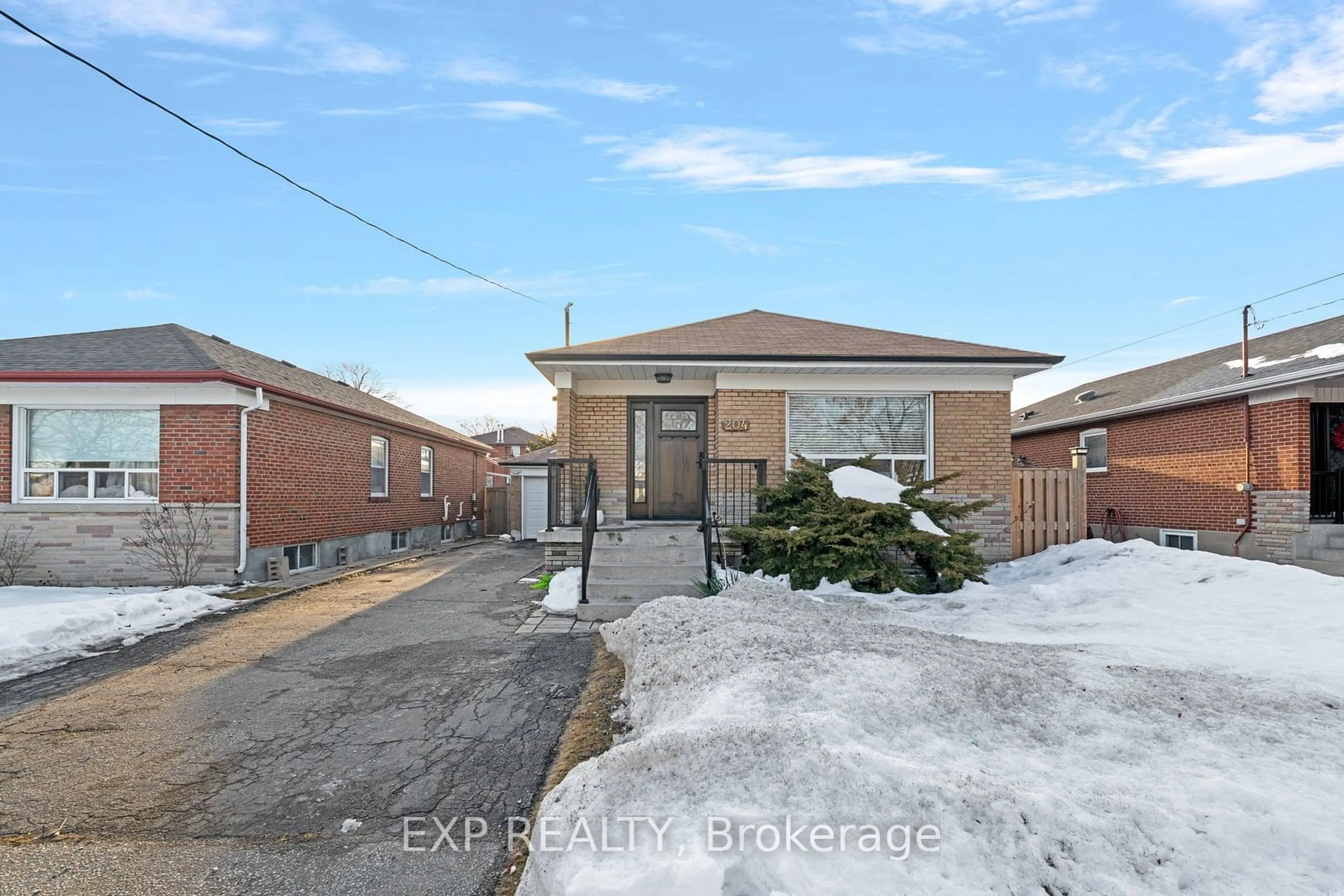 A pic from outside/outdoor area/front of a property/back of a property/a pic from drone, street for 204 North Carson St, Toronto Ontario M8W 4E2