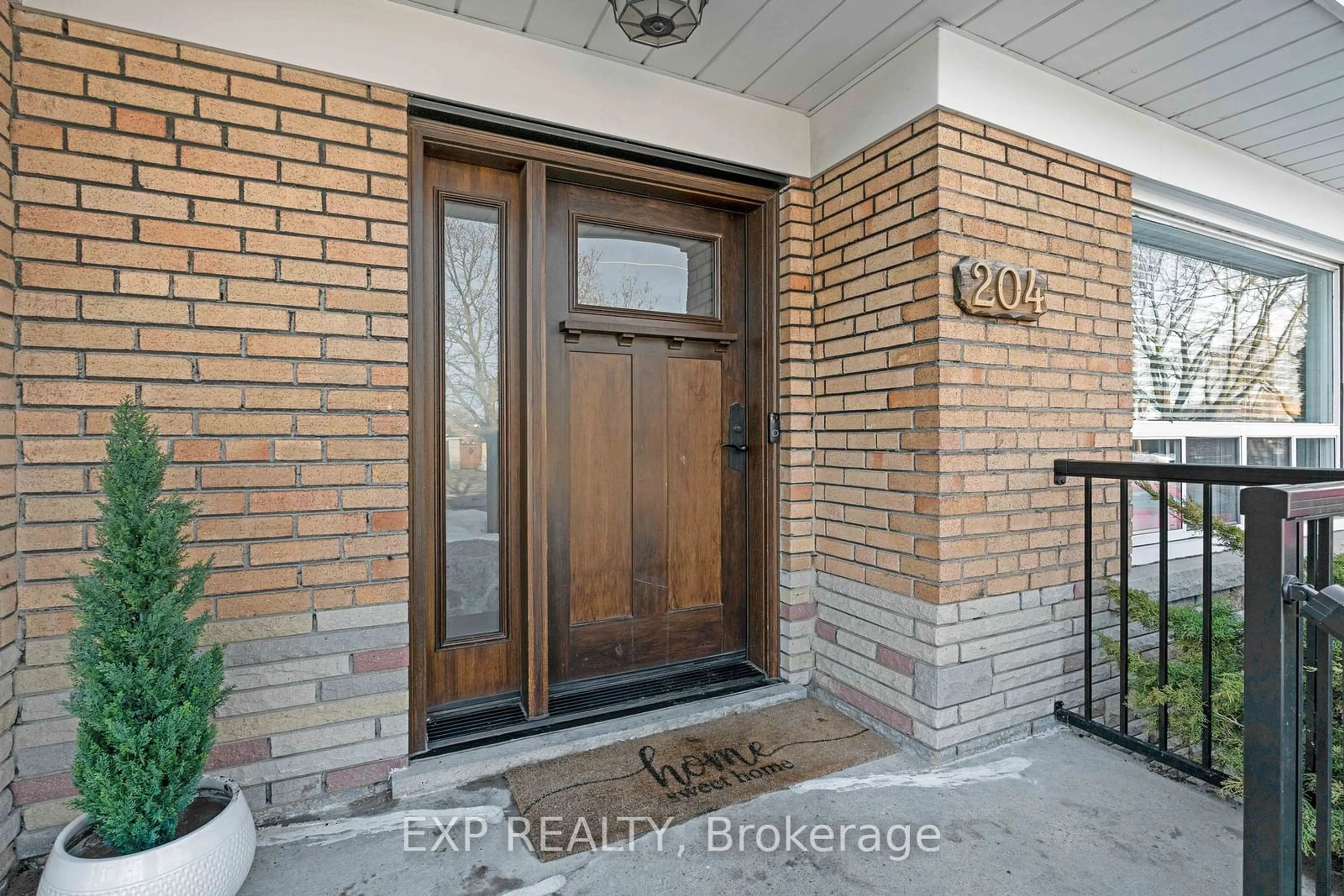 Indoor entryway for 204 North Carson St, Toronto Ontario M8W 4E2