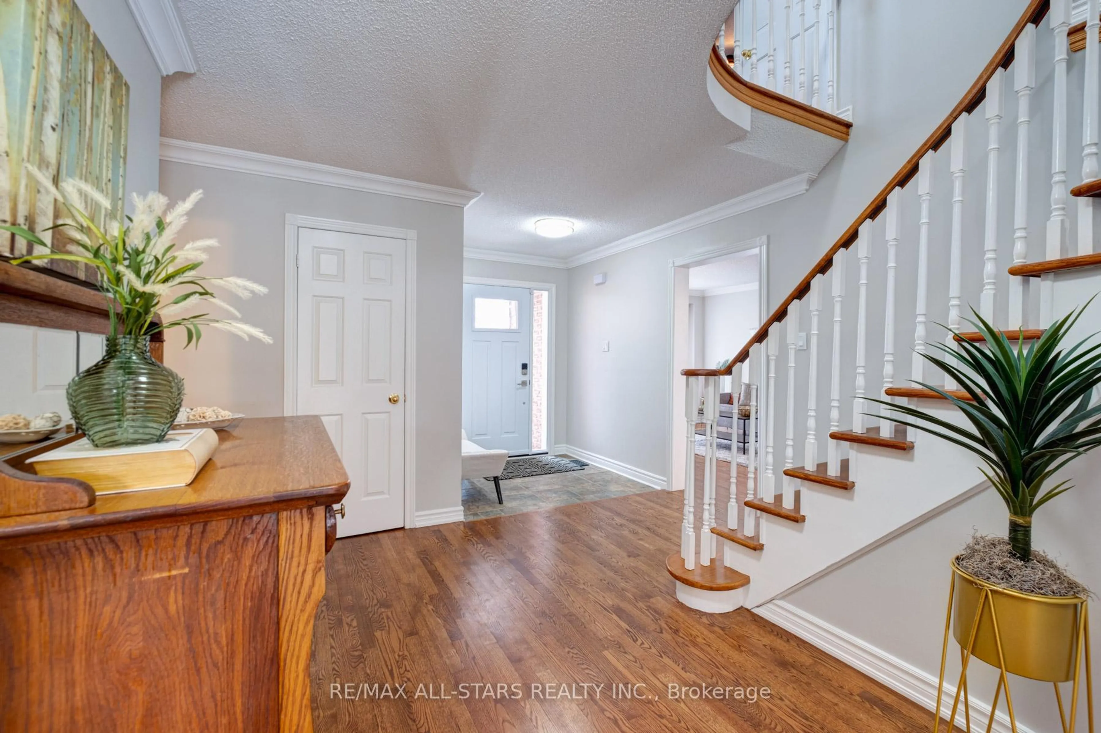 Indoor entryway for 292 Callaghan Cres, Oakville Ontario L6H 5H8