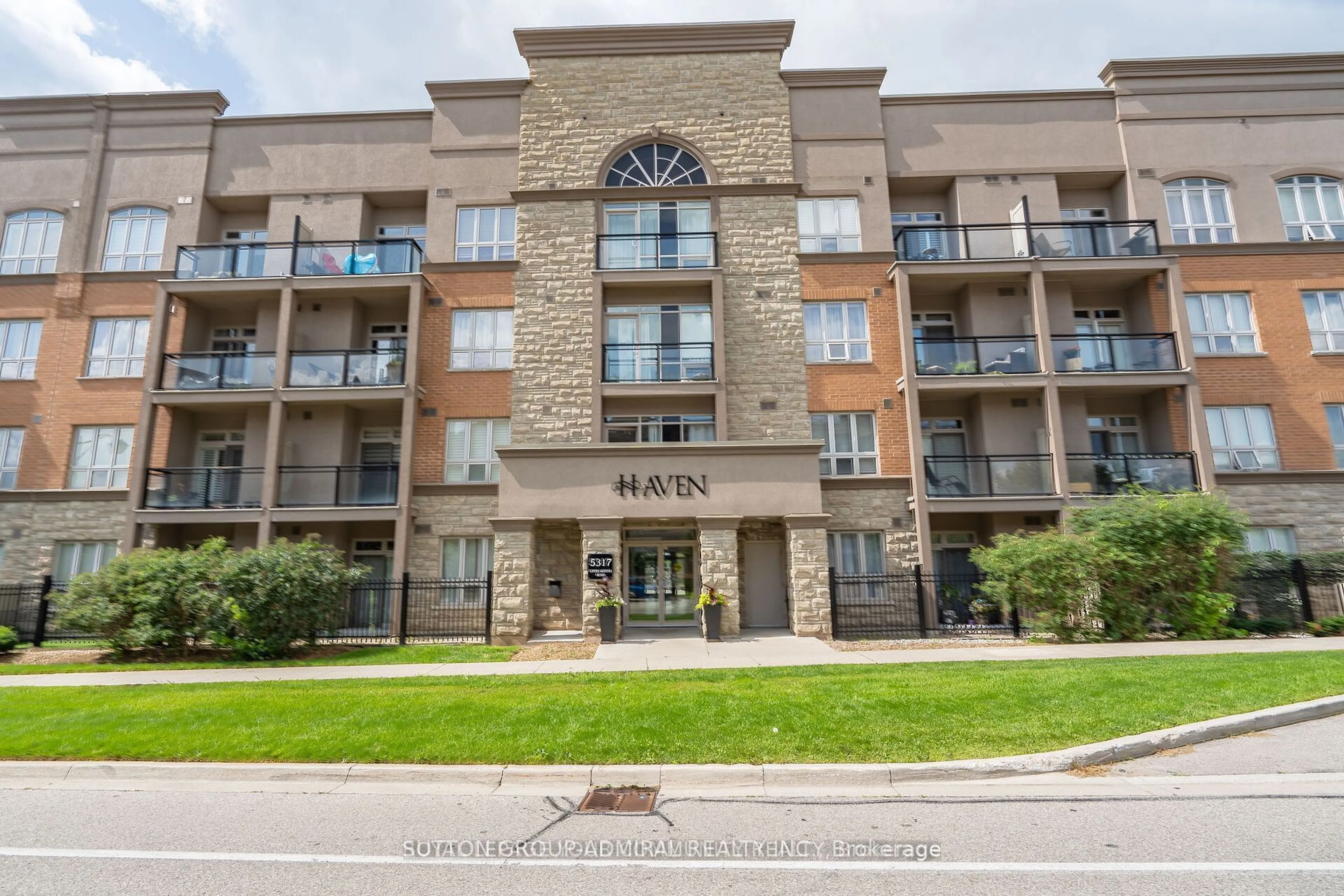 Indoor foyer for 5317 Upper Middle Rd #104, Burlington Ontario L7L 0G8