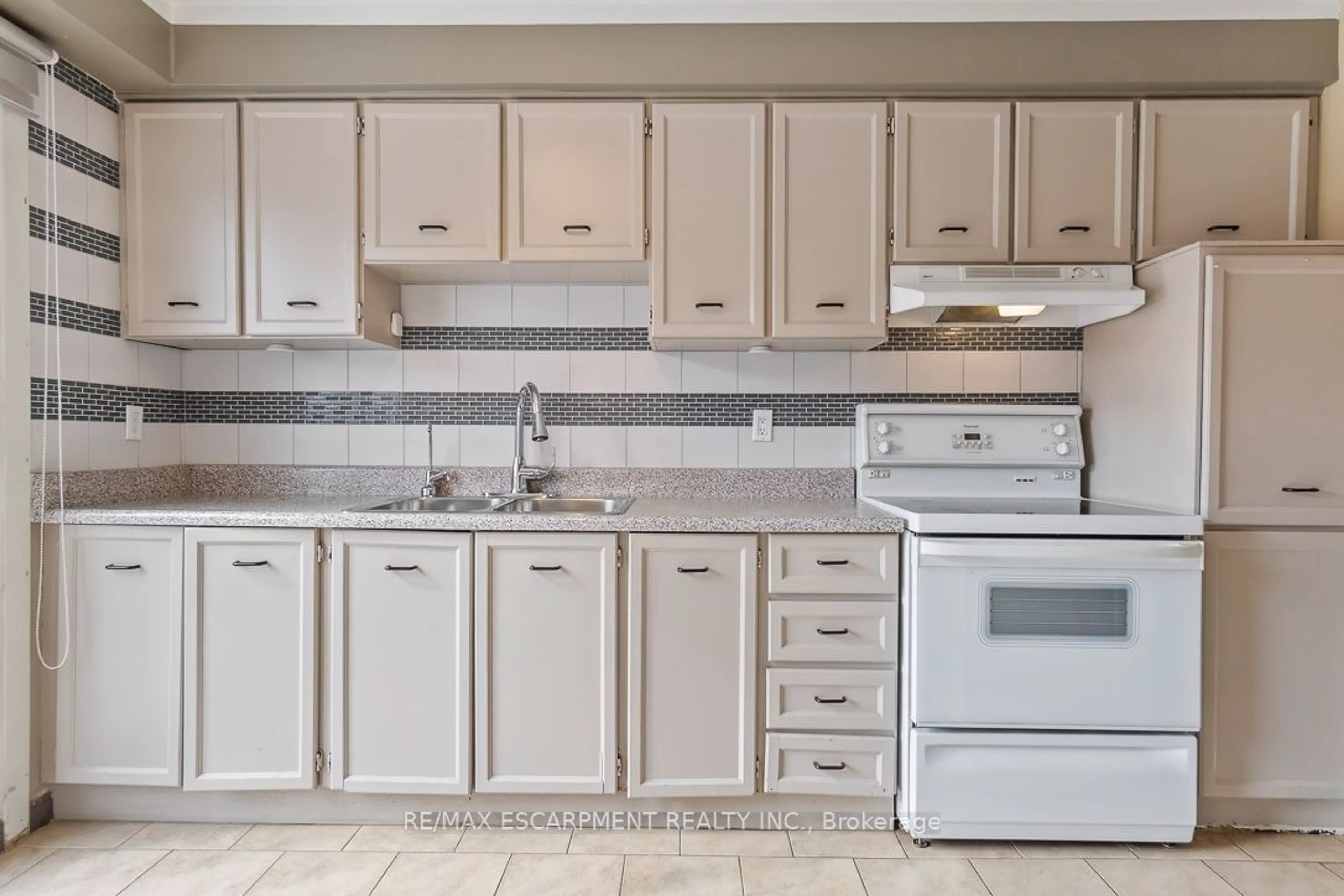 Standard kitchen, ceramic/tile floor for 750 Burnhamthorpe Rd #25, Mississauga Ontario L4Y 2X3