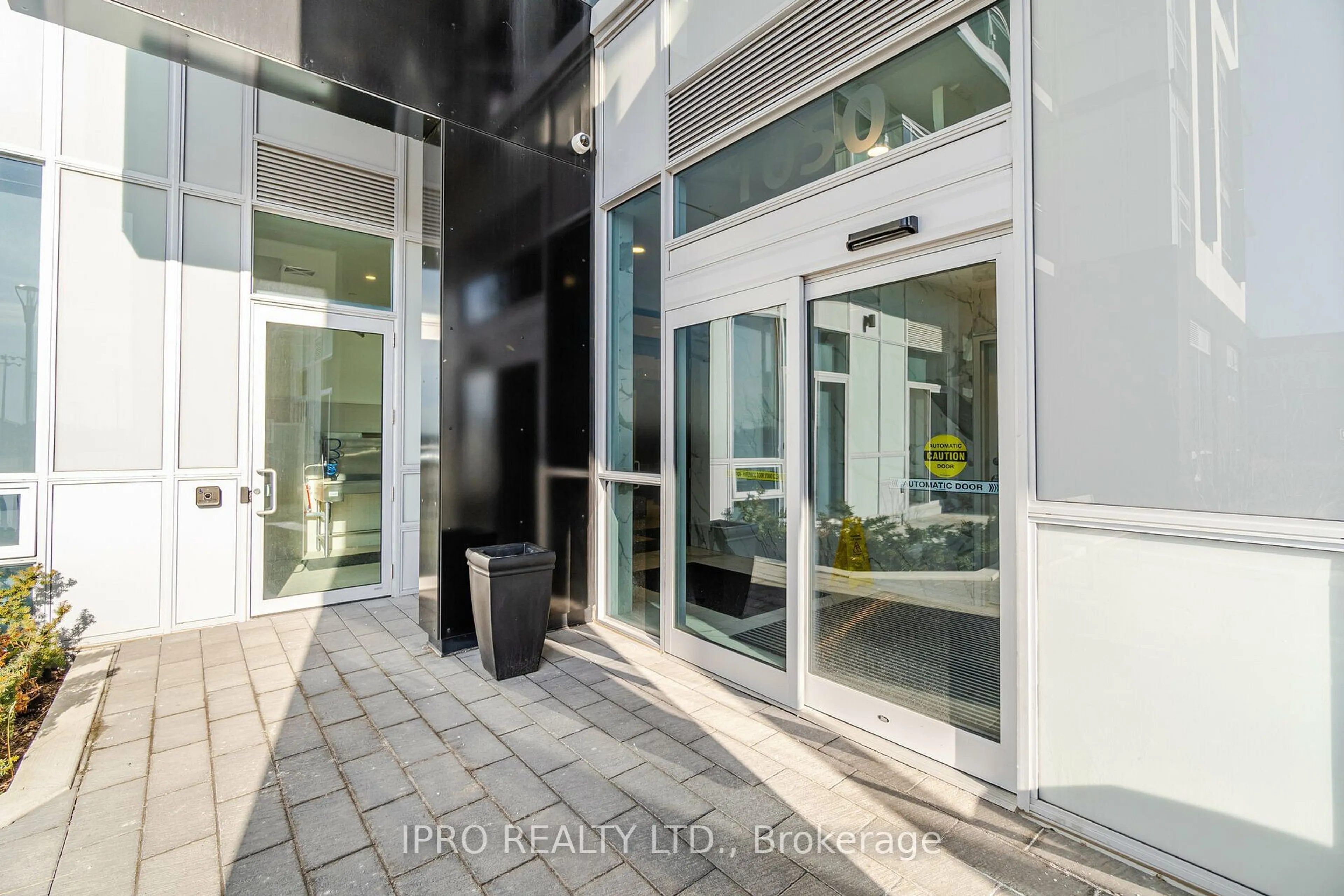 Indoor foyer for 1050 Main St #326, Milton Ontario L9T 9M3