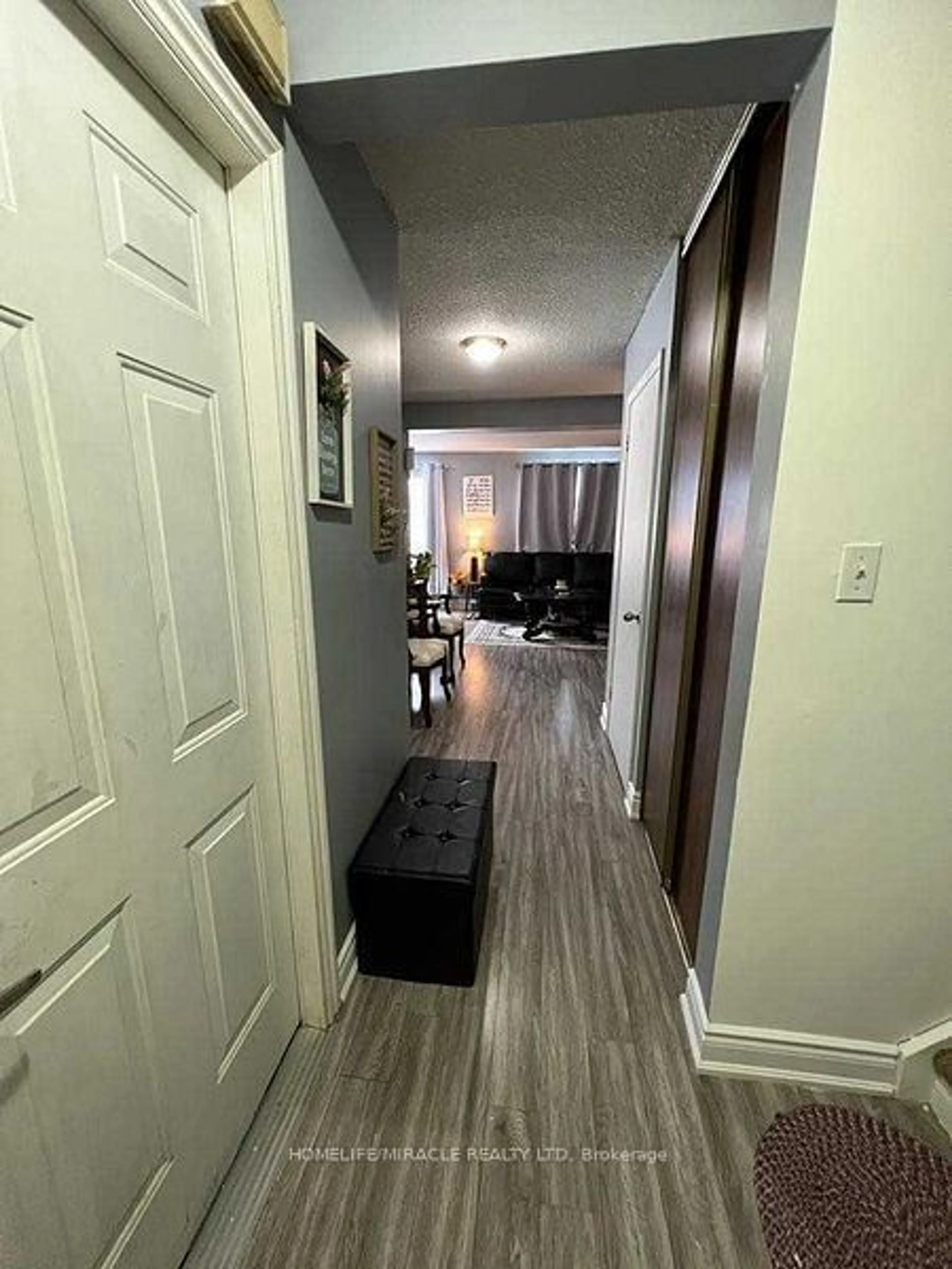 Indoor entryway for 96 Carleton Pl, Brampton Ontario L6T 3Z4