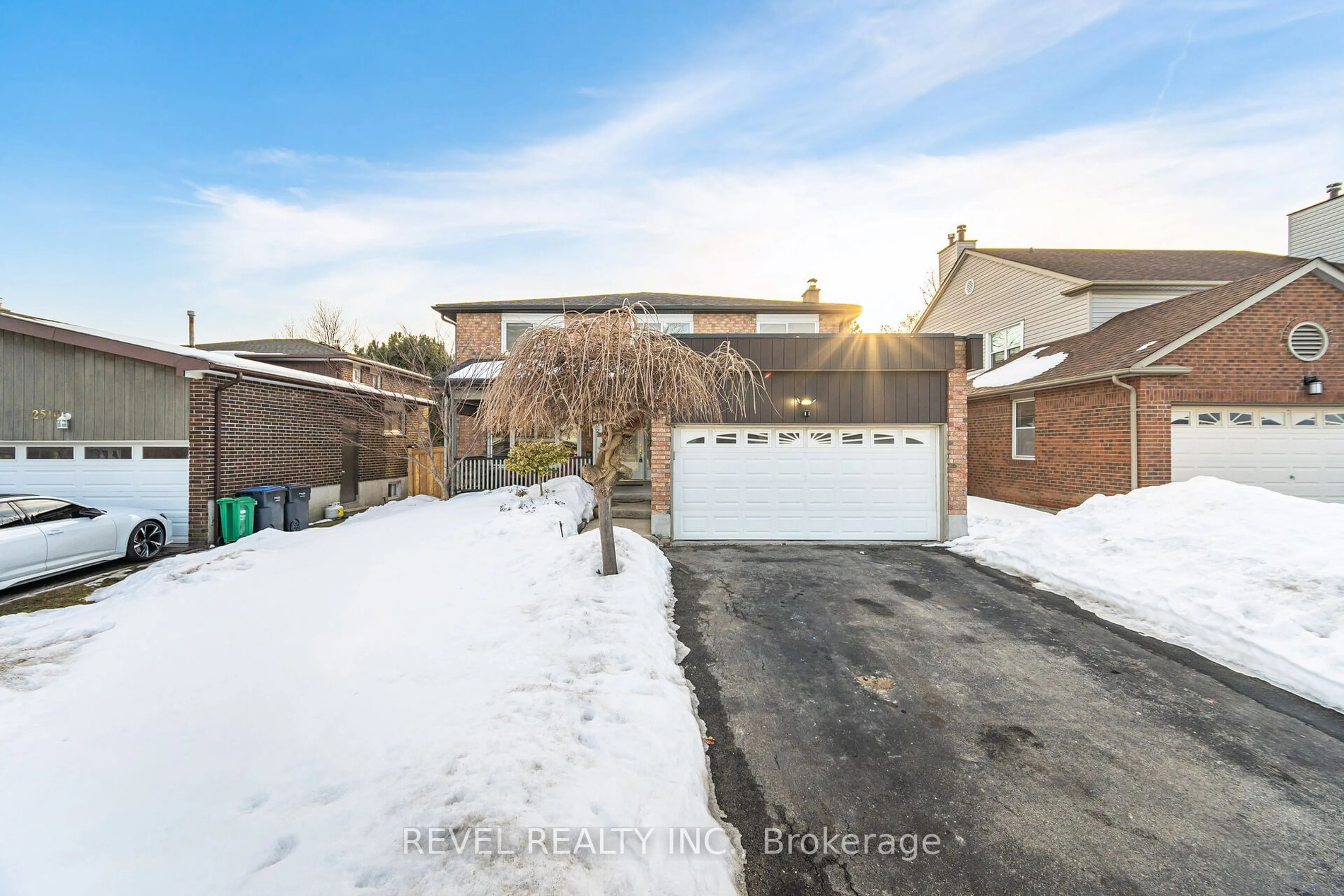 A pic from outside/outdoor area/front of a property/back of a property/a pic from drone, street for 2522 Parmeer Dr, Mississauga Ontario L5C 3B2