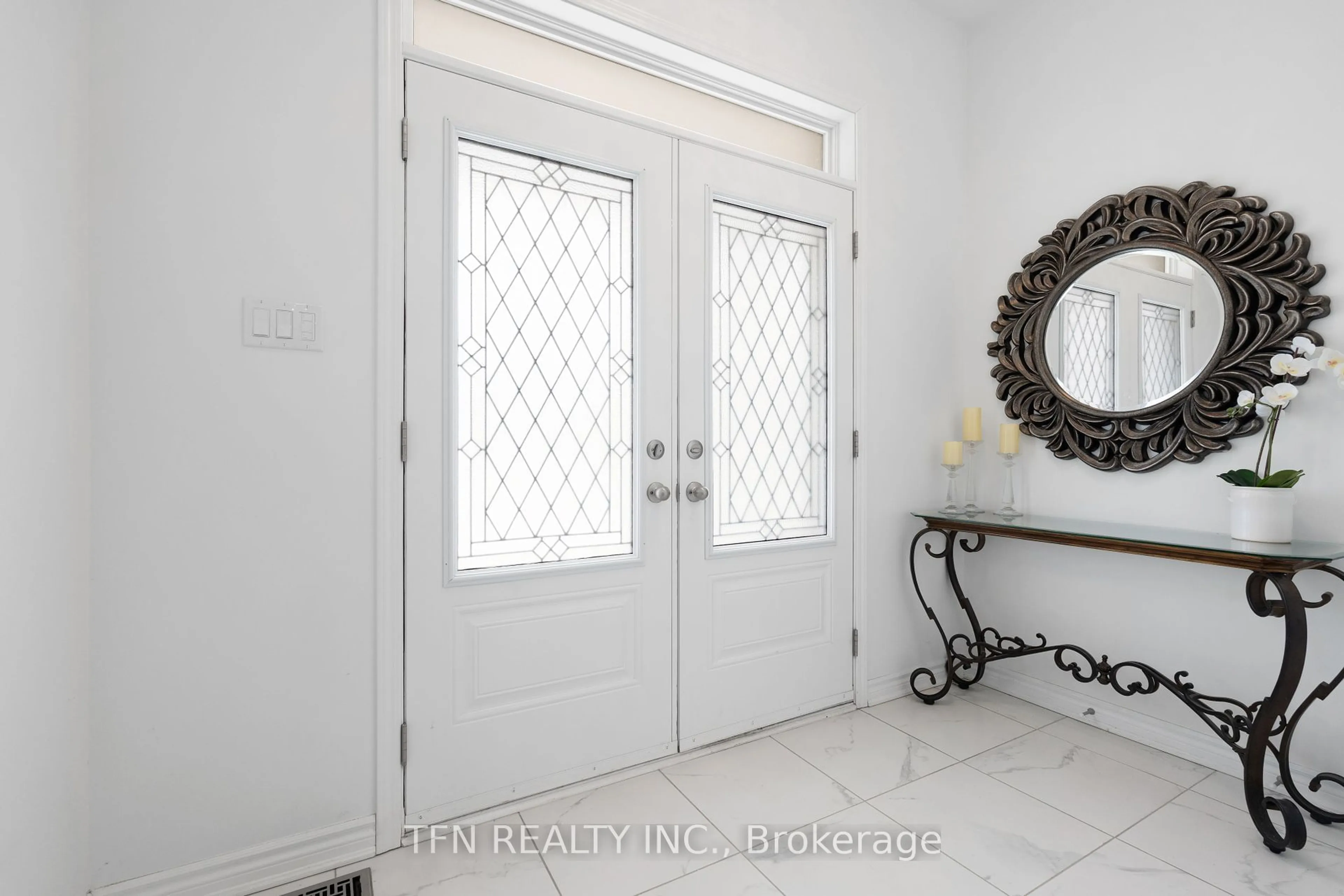 Indoor entryway for 541 Kennedy Circ, Milton Ontario L9E 1P9