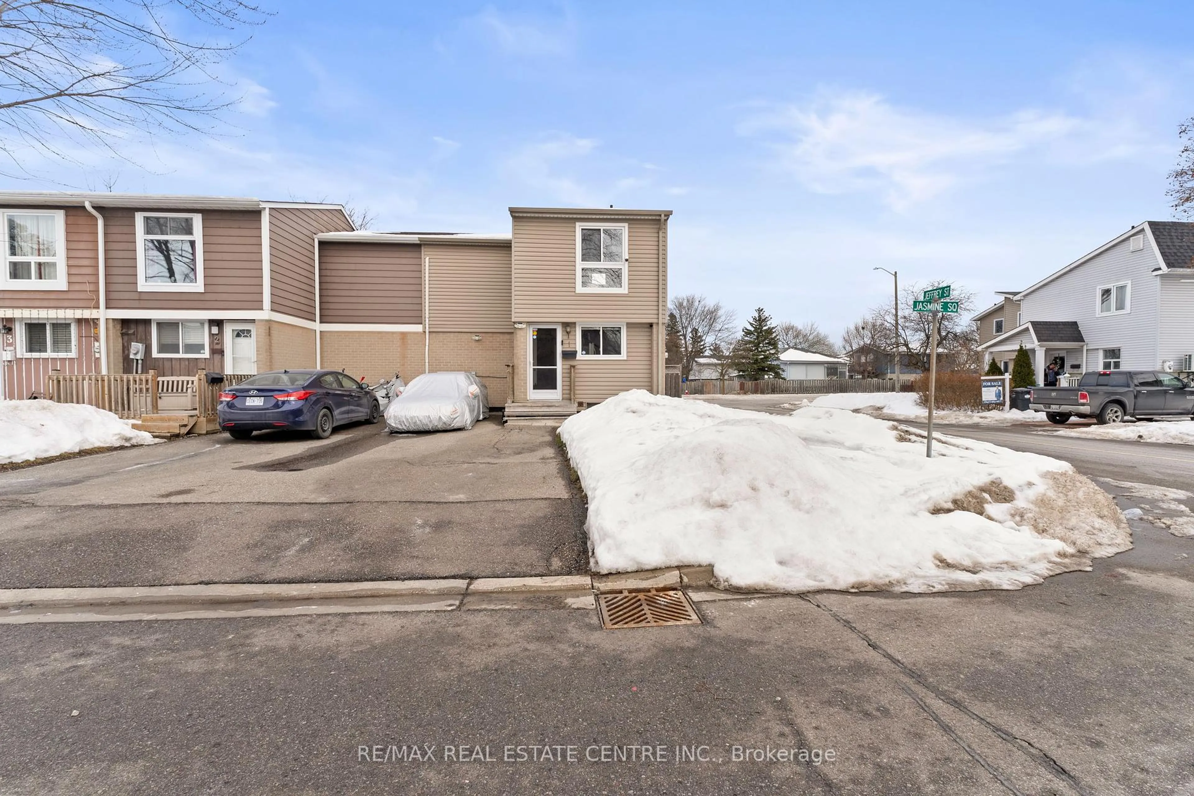 A pic from outside/outdoor area/front of a property/back of a property/a pic from drone, street for 1 Jasmine Sq, Brampton Ontario L6S 2N1