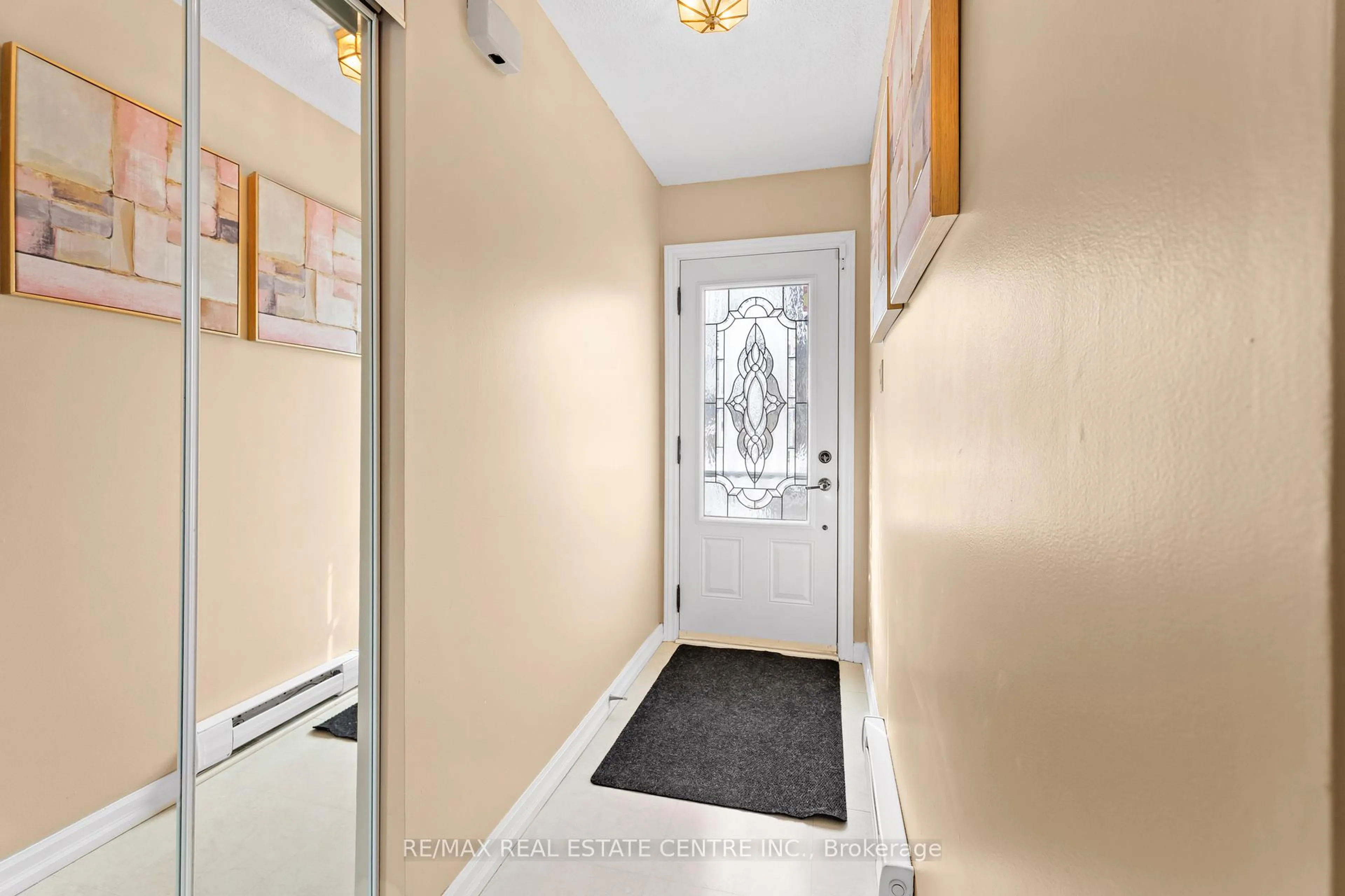 Indoor entryway for 1 Jasmine Sq, Brampton Ontario L6S 2N1