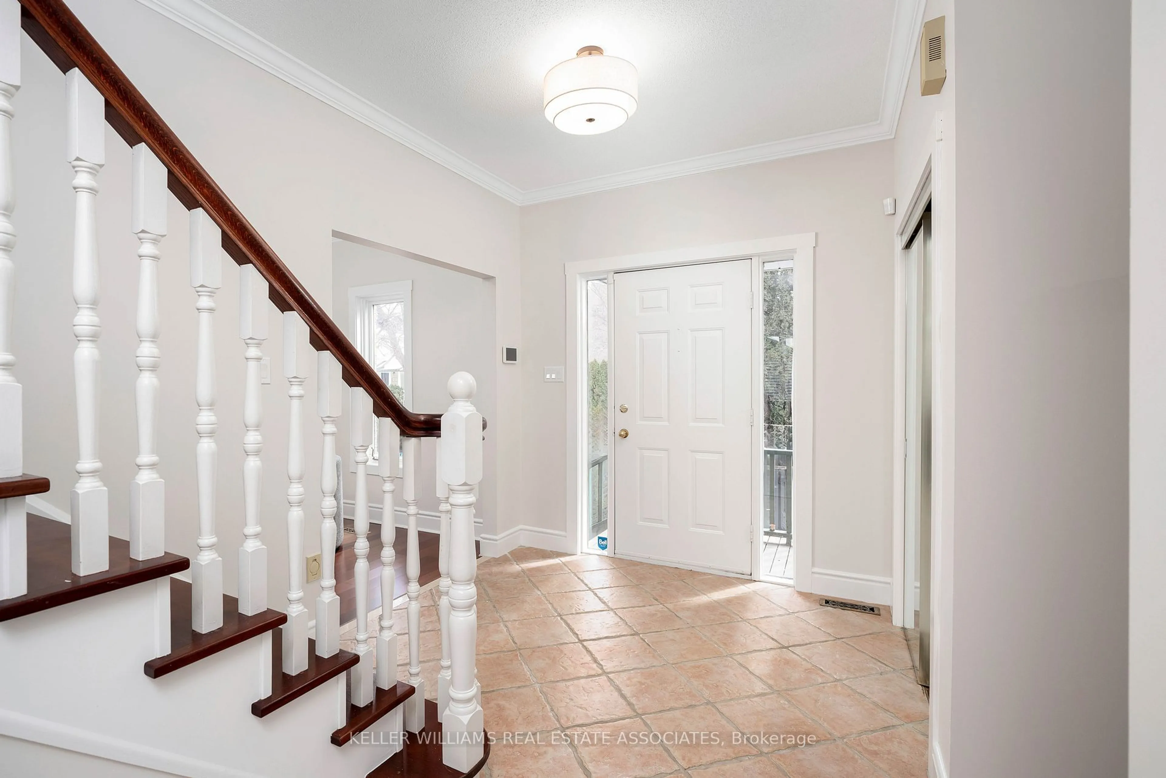 Indoor foyer for 164 Allan St, Oakville Ontario L6J 3N7