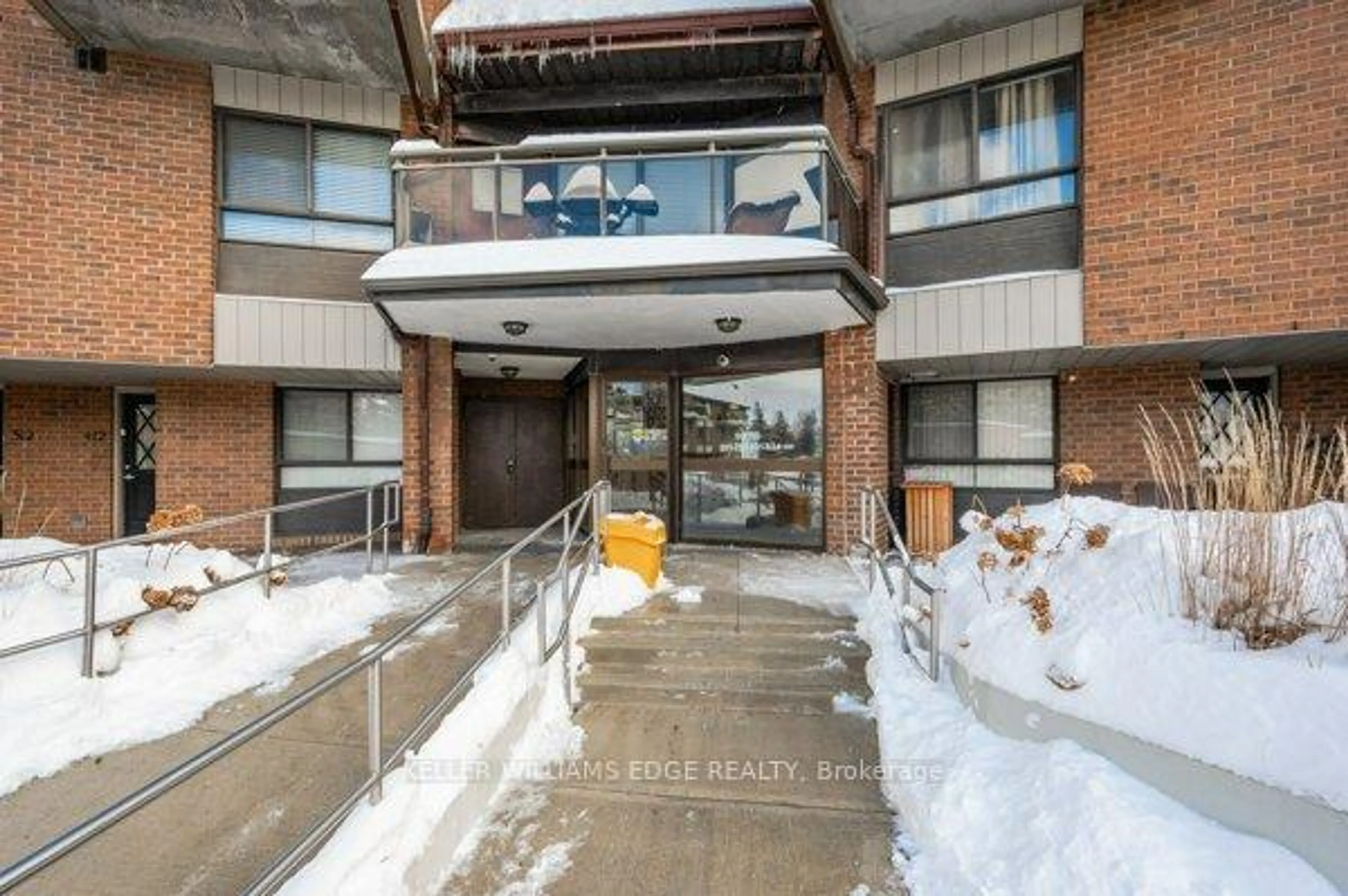 Indoor foyer for 1000 Cedarglen Gate #625, Mississauga Ontario L5C 3Z5