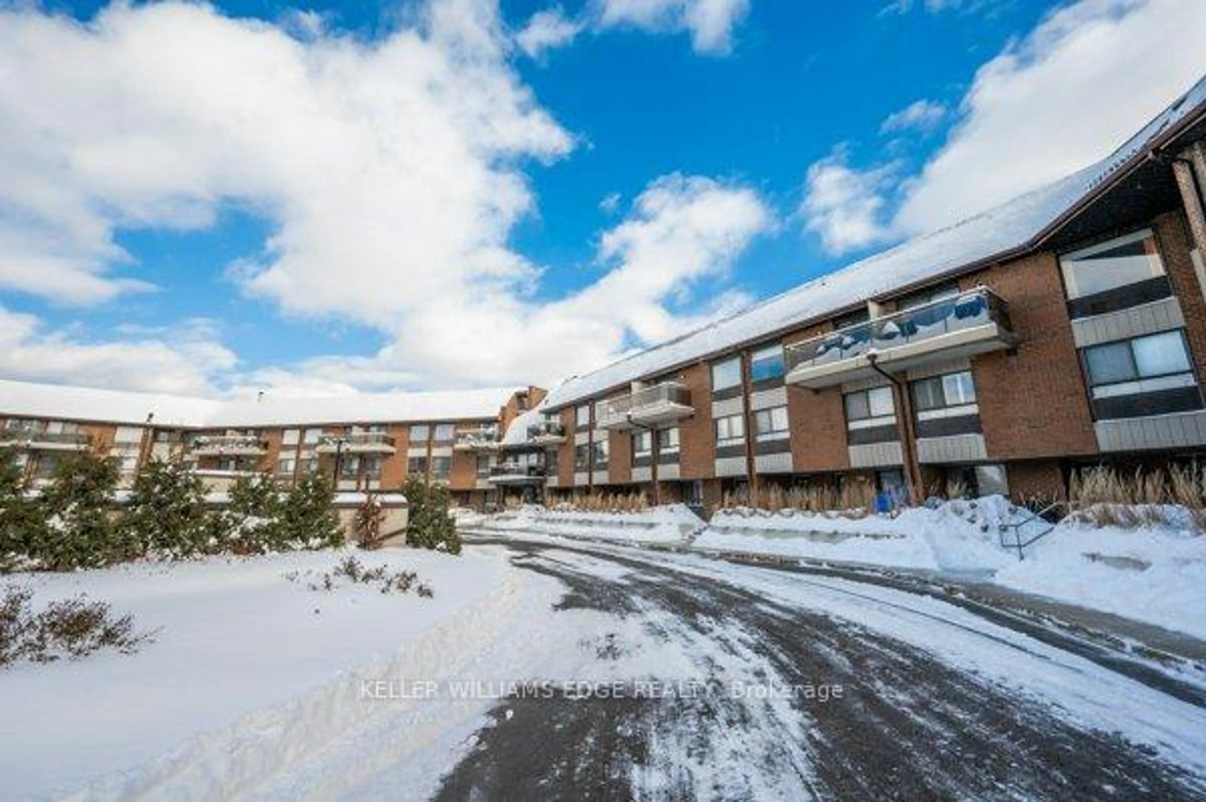 Patio, mountain view for 1000 Cedarglen Gate #625, Mississauga Ontario L5C 3Z5