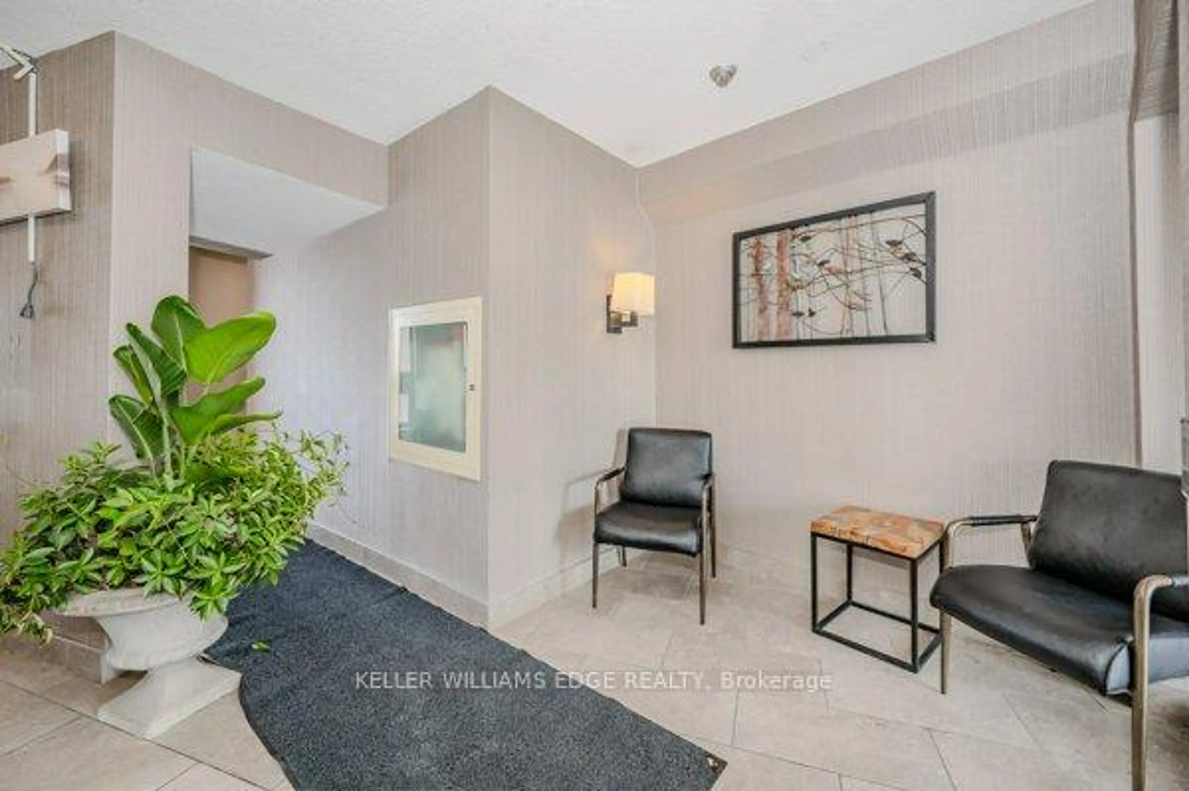 Indoor foyer for 1000 Cedarglen Gate #625, Mississauga Ontario L5C 3Z5