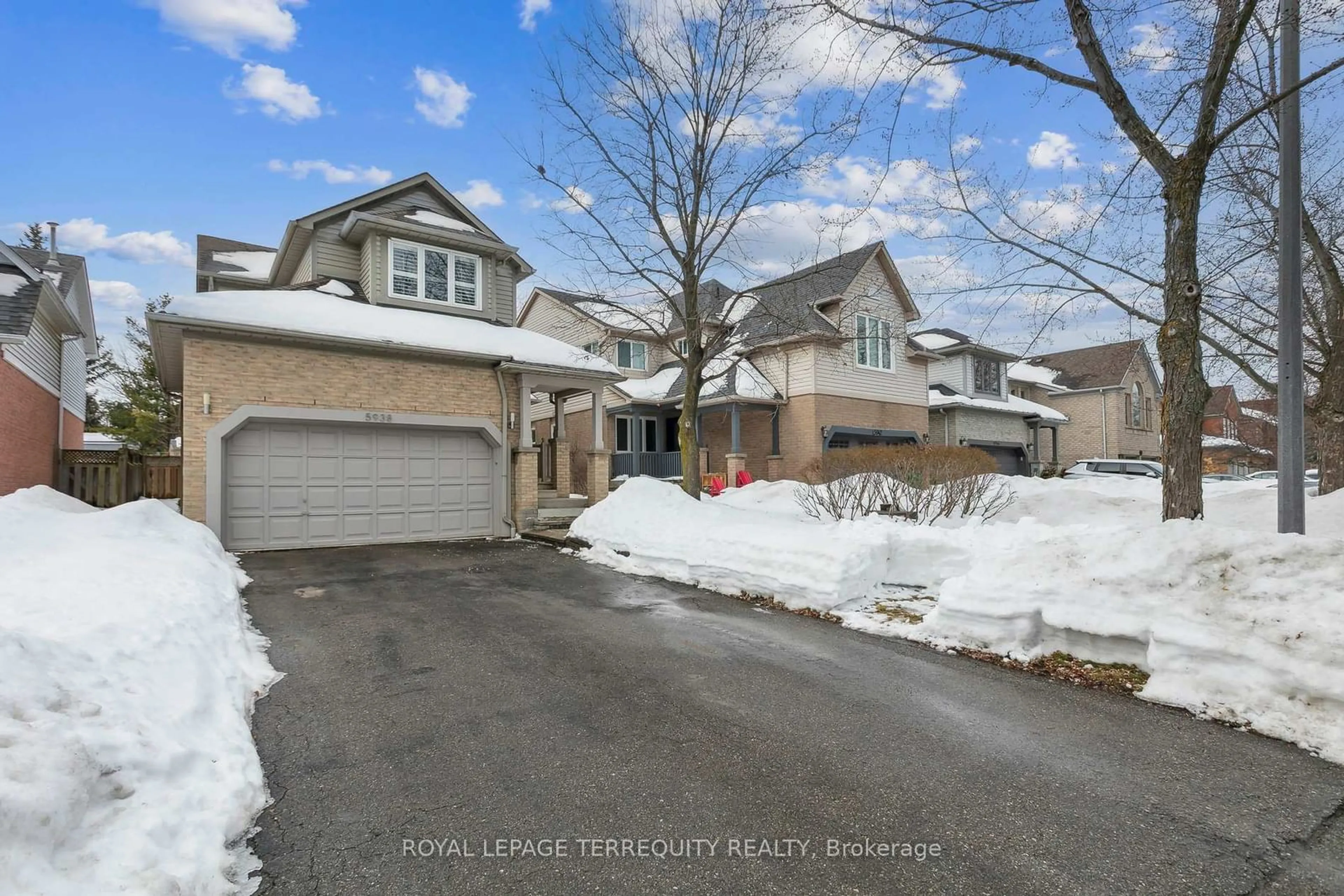 A pic from outside/outdoor area/front of a property/back of a property/a pic from drone, street for 5938 Tweed Crt, Mississauga Ontario L5M 5S6