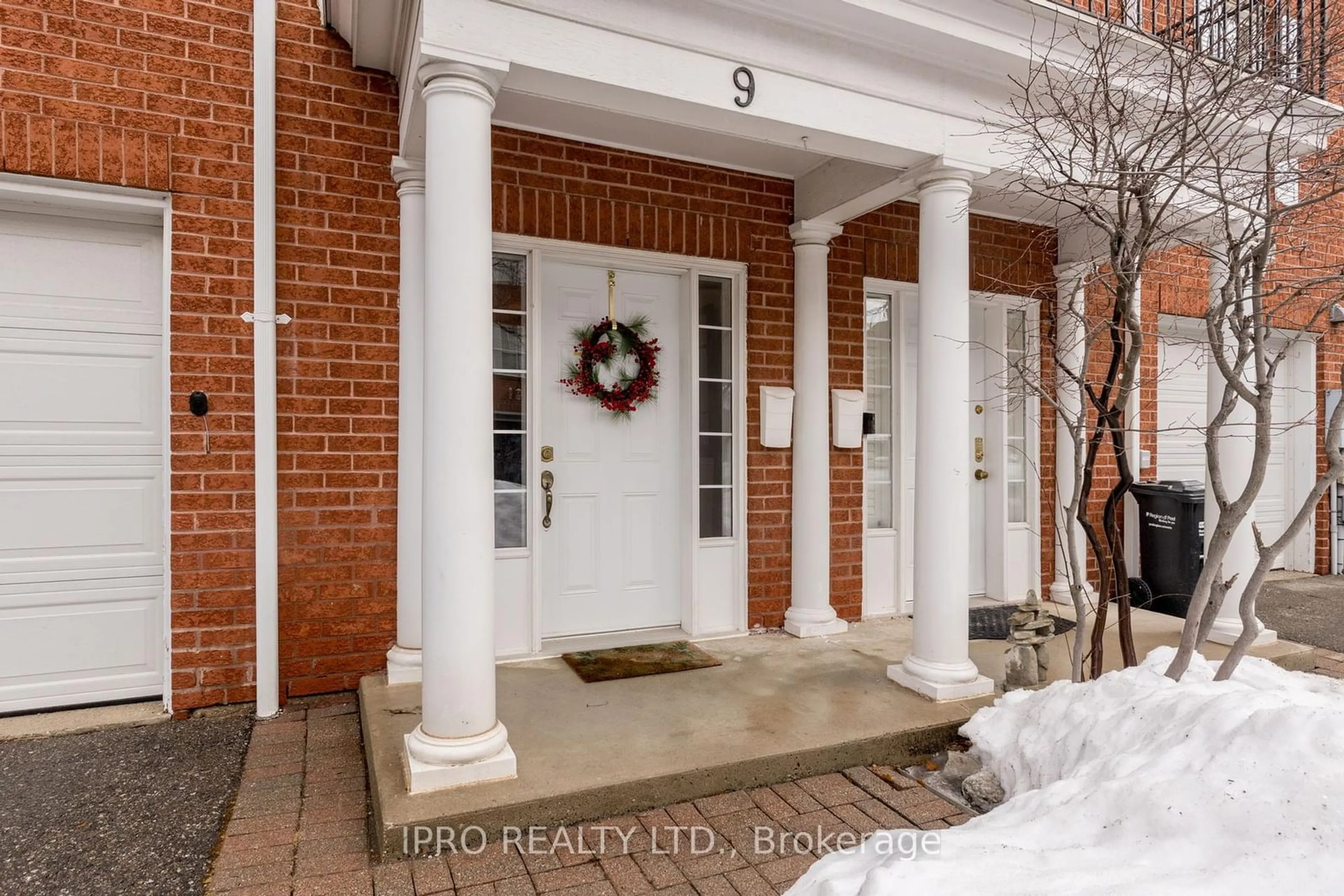 Indoor entryway for 9 Stornwood Crt #9, Brampton Ontario L6W 4H5