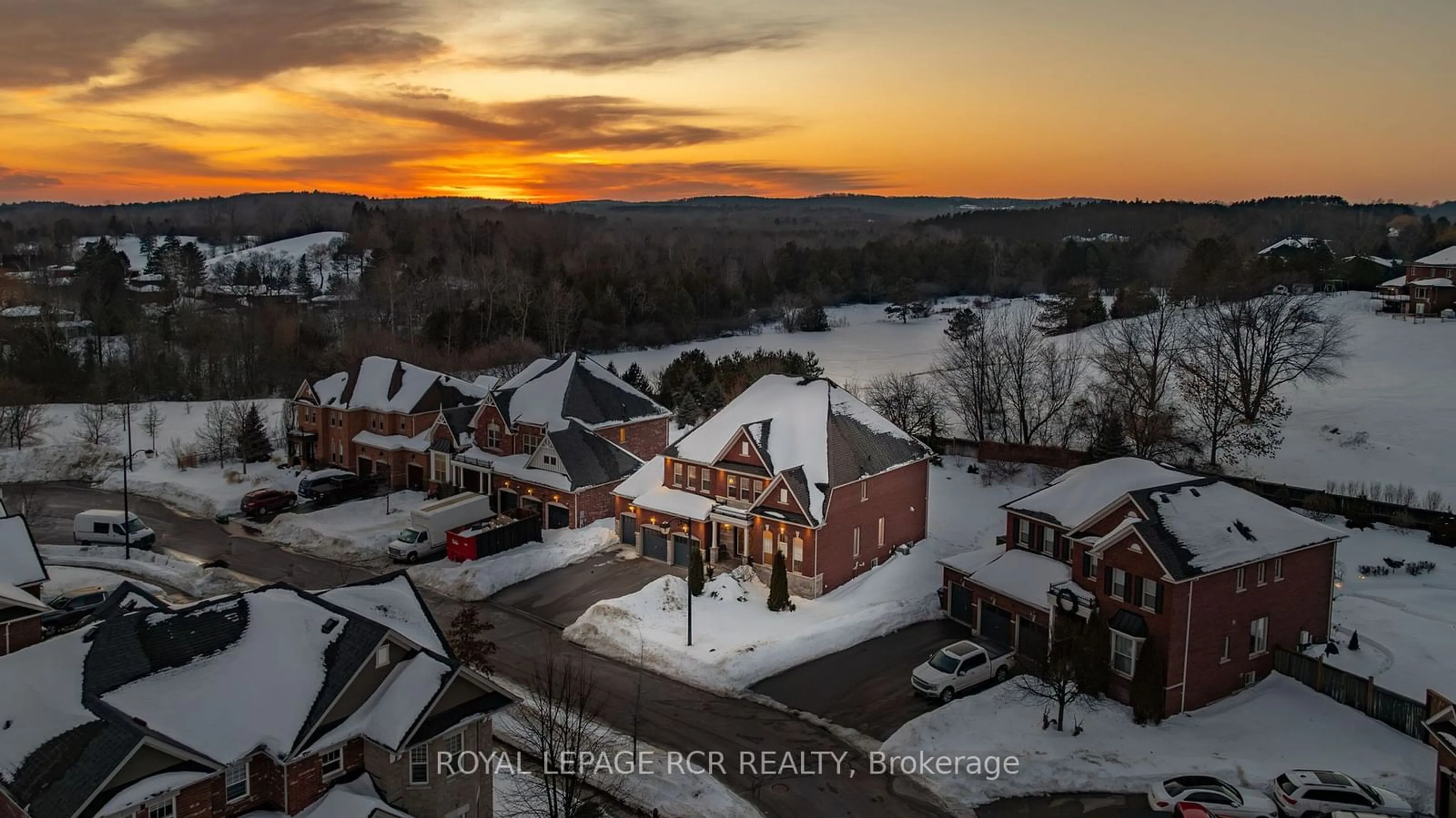 A pic from outside/outdoor area/front of a property/back of a property/a pic from drone, mountain view for 20 Oceans Pond Crt, Caledon Ontario L7C 3R8