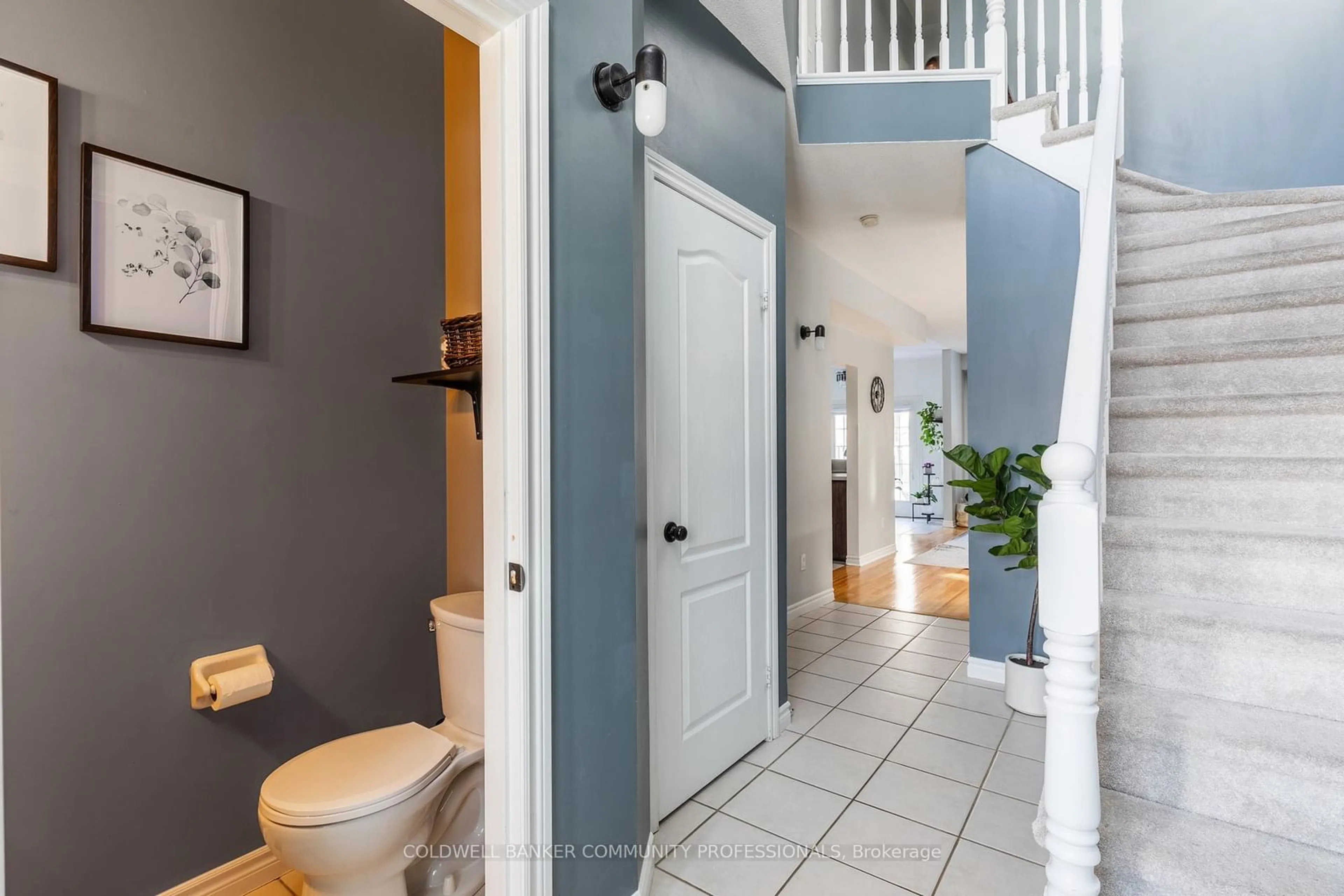 Indoor entryway for 1353 Stephenson Dr, Burlington Ontario L7S 2M4