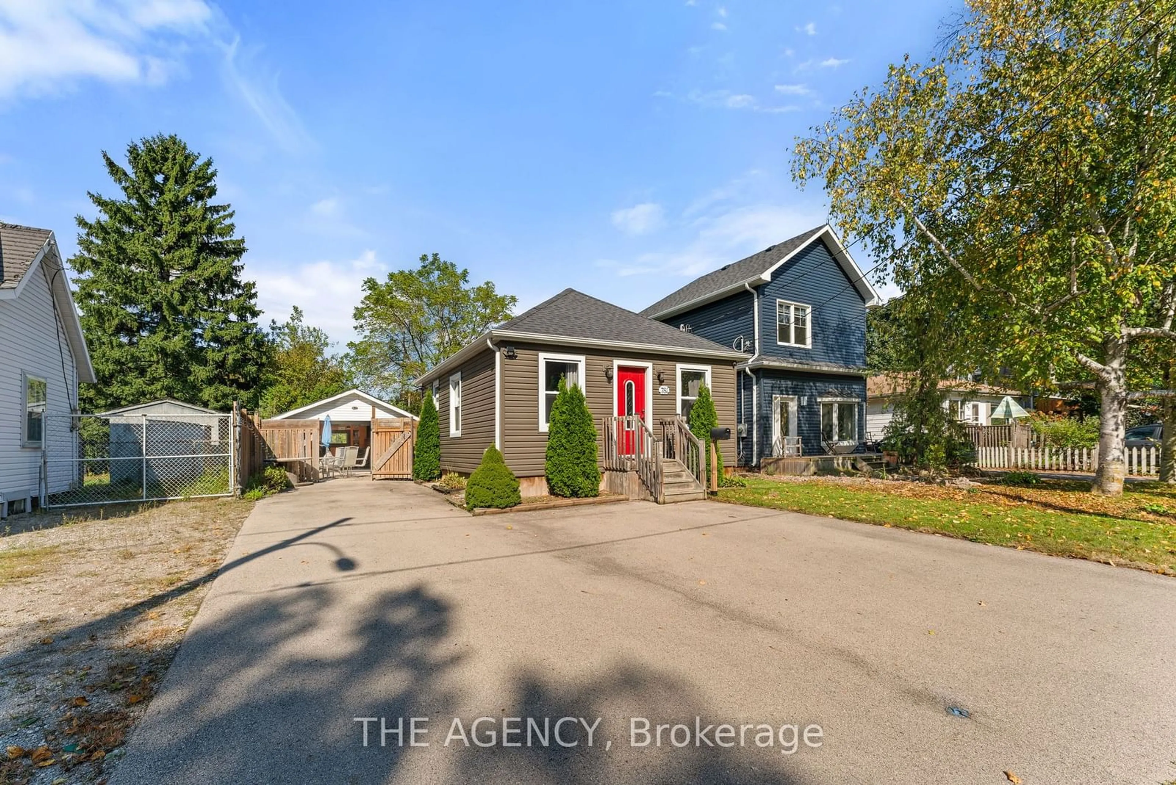 A pic from outside/outdoor area/front of a property/back of a property/a pic from drone, street for 781 Spring Gardens Rd, Burlington Ontario L7T 1J6