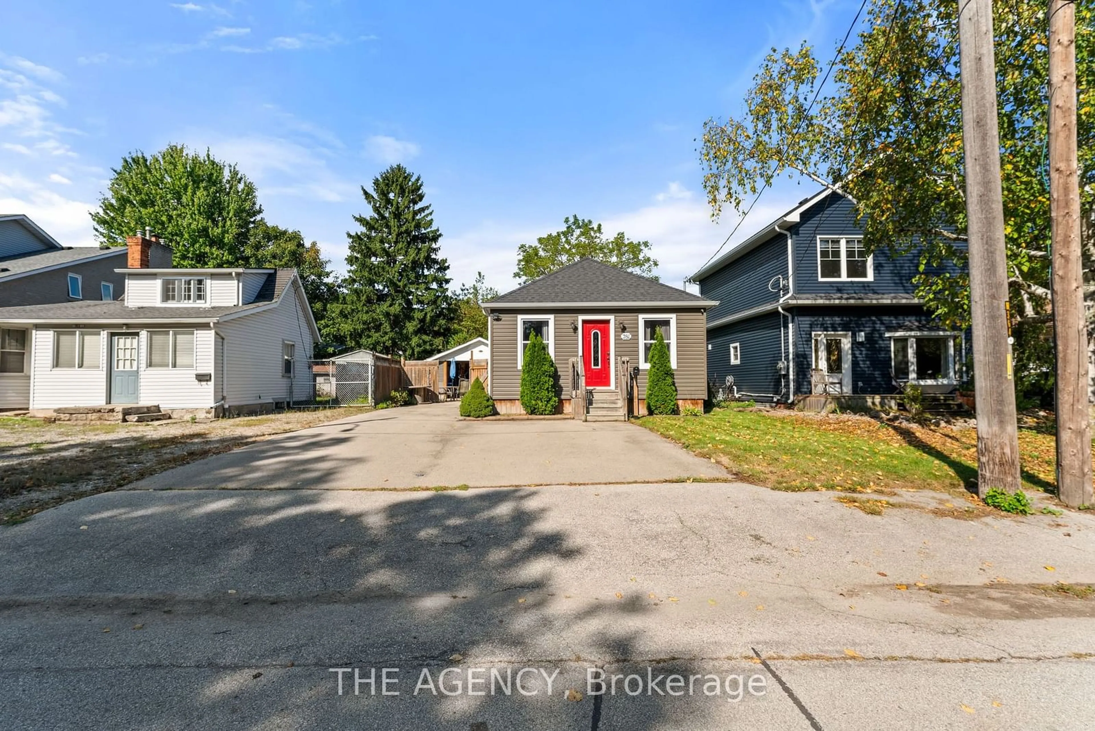 A pic from outside/outdoor area/front of a property/back of a property/a pic from drone, street for 781 Spring Gardens Rd, Burlington Ontario L7T 1J6