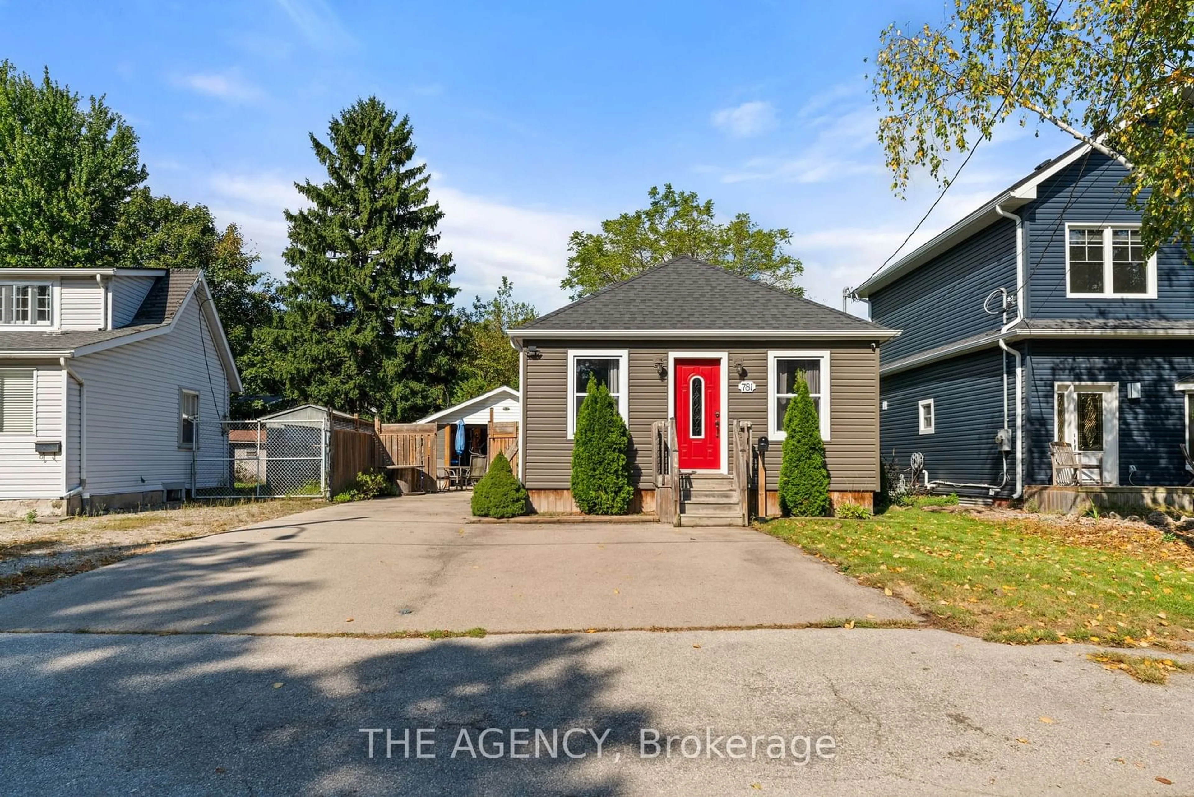 Home with vinyl exterior material, street for 781 Spring Gardens Rd, Burlington Ontario L7T 1J6