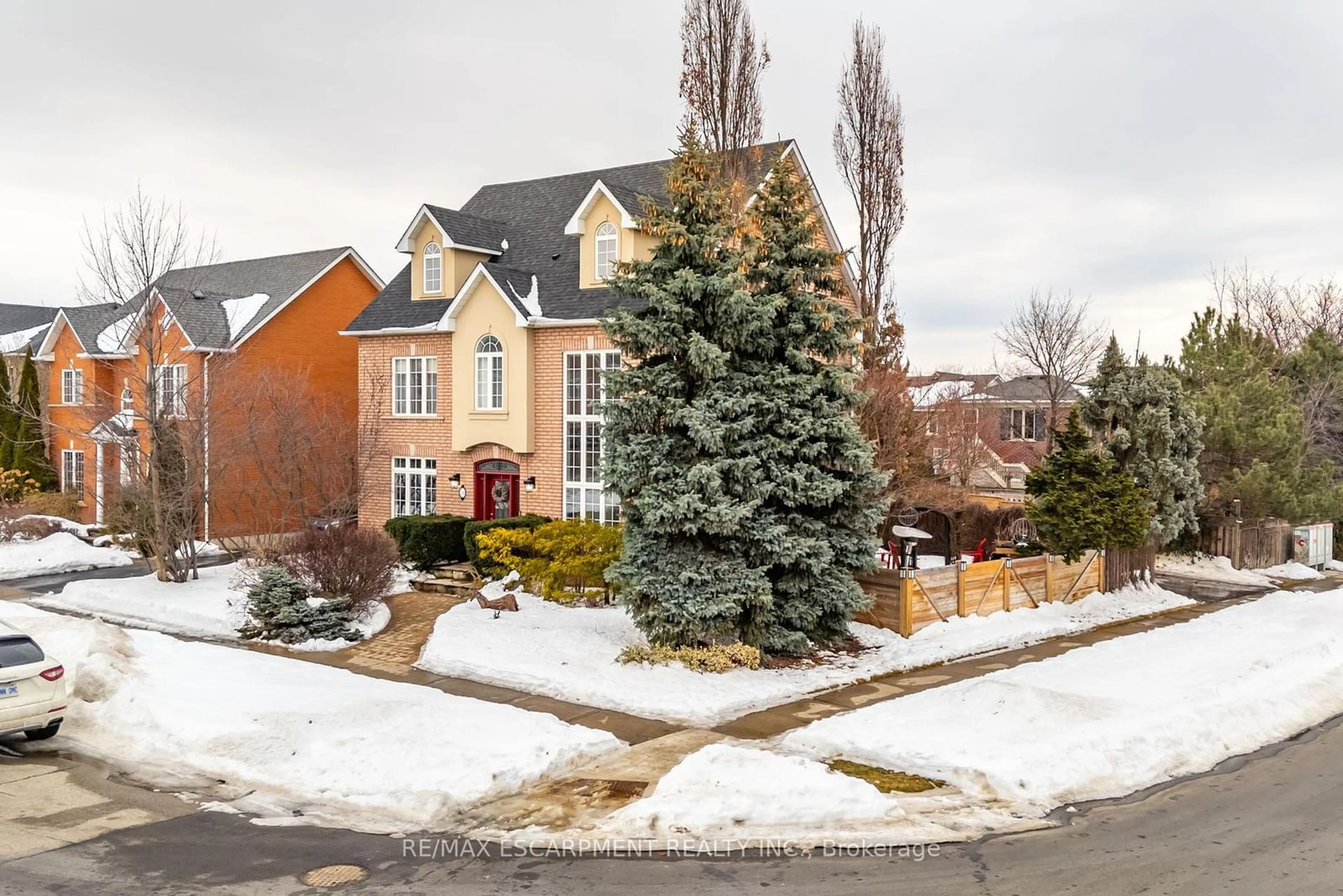 A pic from outside/outdoor area/front of a property/back of a property/a pic from drone, street for 154 Westchester Rd, Oakville Ontario L6H 6H9